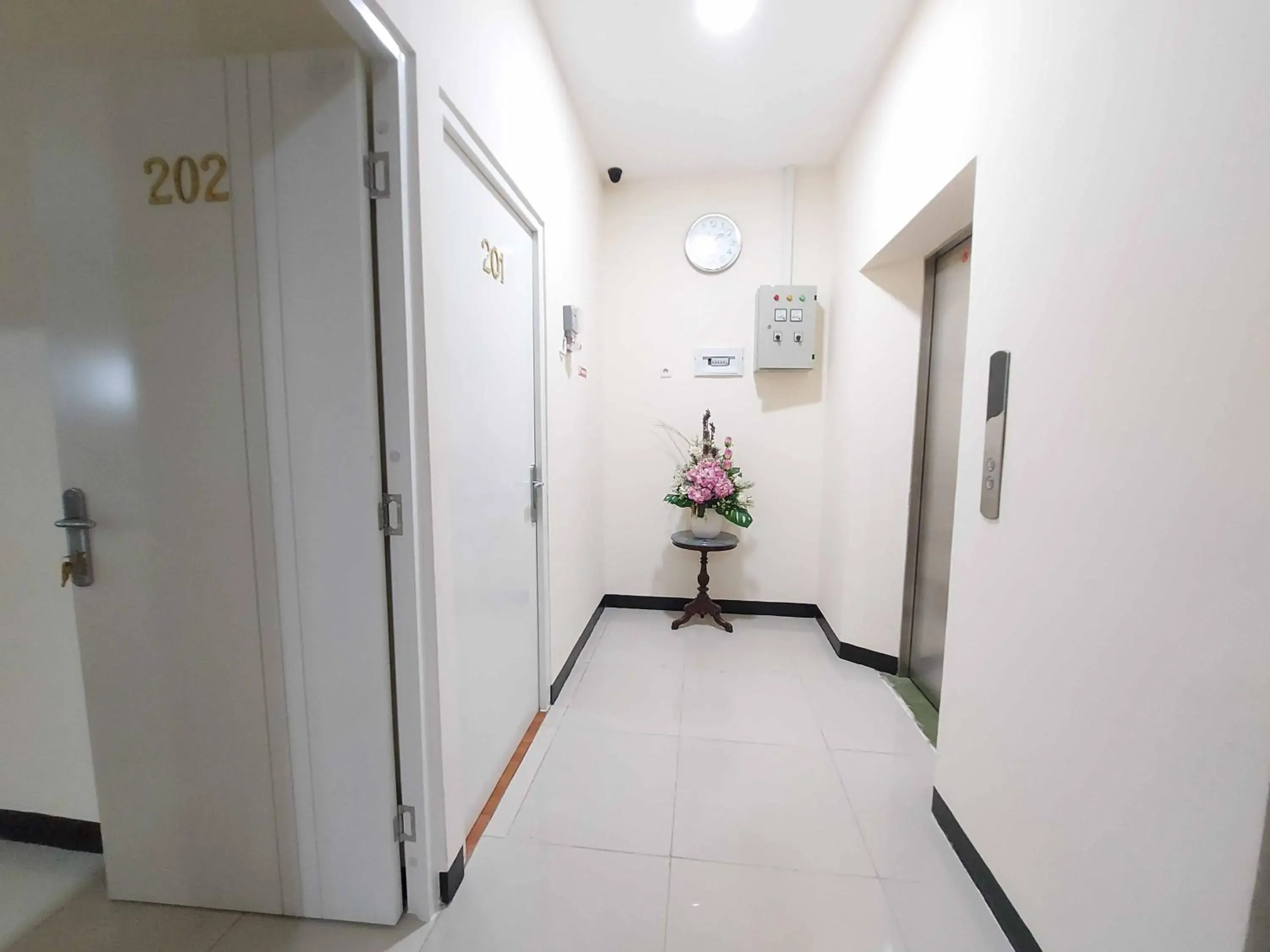 Facade/entrance in Rons City Hotel near Simpang Lima Semarang Mitra RedDoorz Facade/entrance in Rons City Hotel near Simpang Lima Semarang Mitra RedDoorz