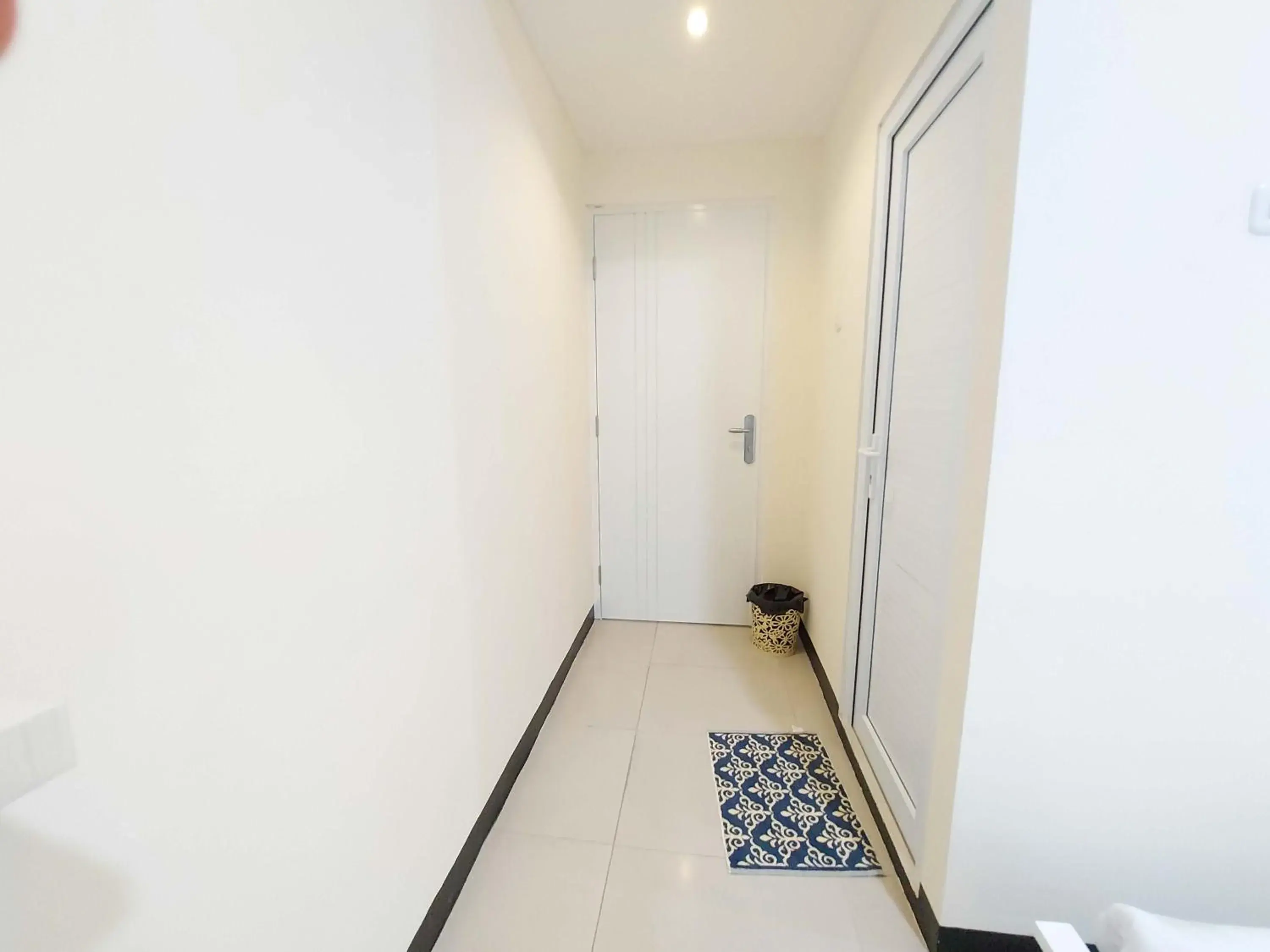 Facade/entrance in Rons City Hotel near Simpang Lima Semarang Mitra RedDoorz Facade/entrance in Rons City Hotel near Simpang Lima Semarang Mitra RedDoorz