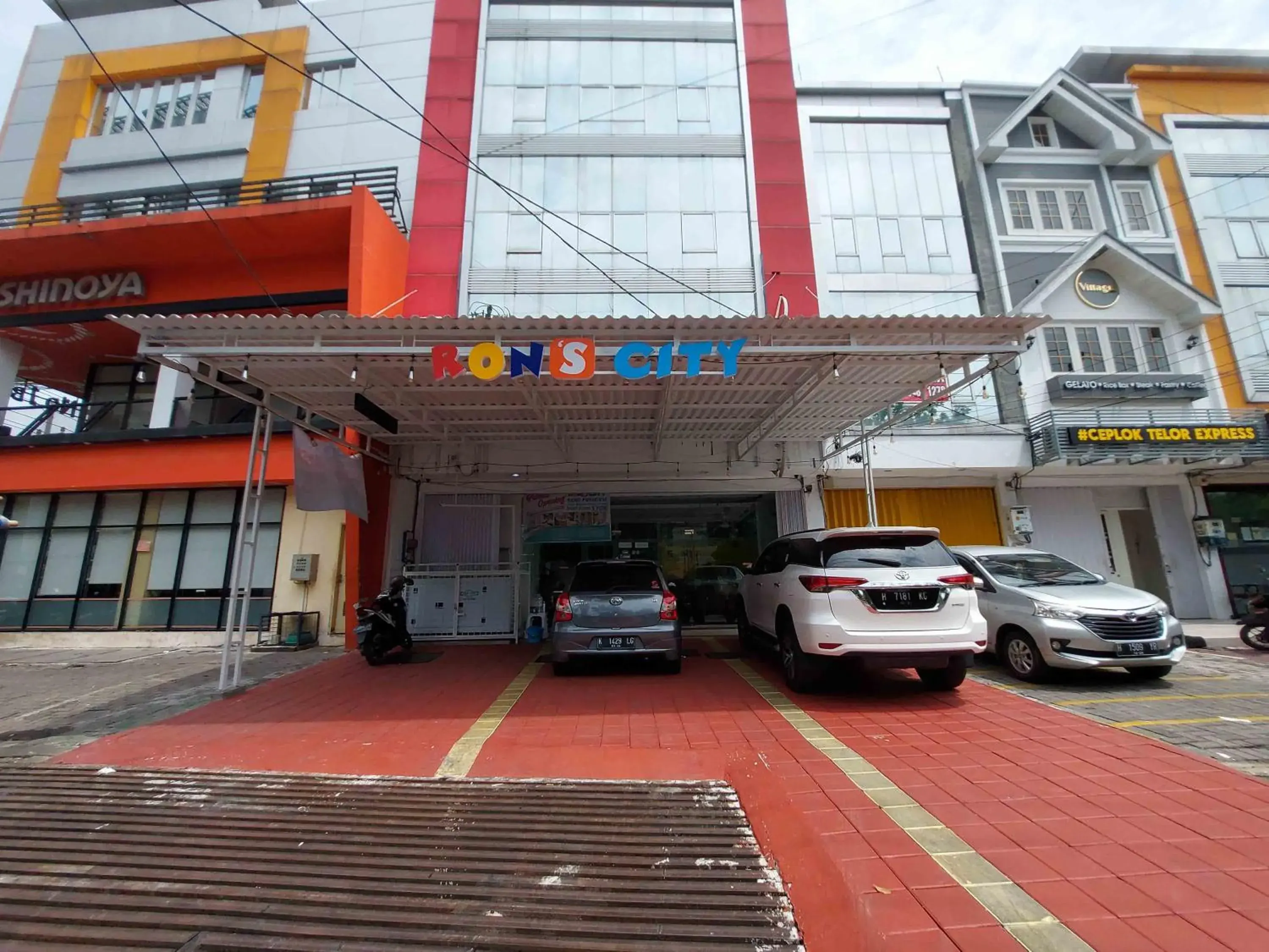 Property building in Rons City Hotel near Simpang Lima Semarang Mitra RedDoorz Property building in Rons City Hotel near Simpang Lima Semarang Mitra RedDoorz