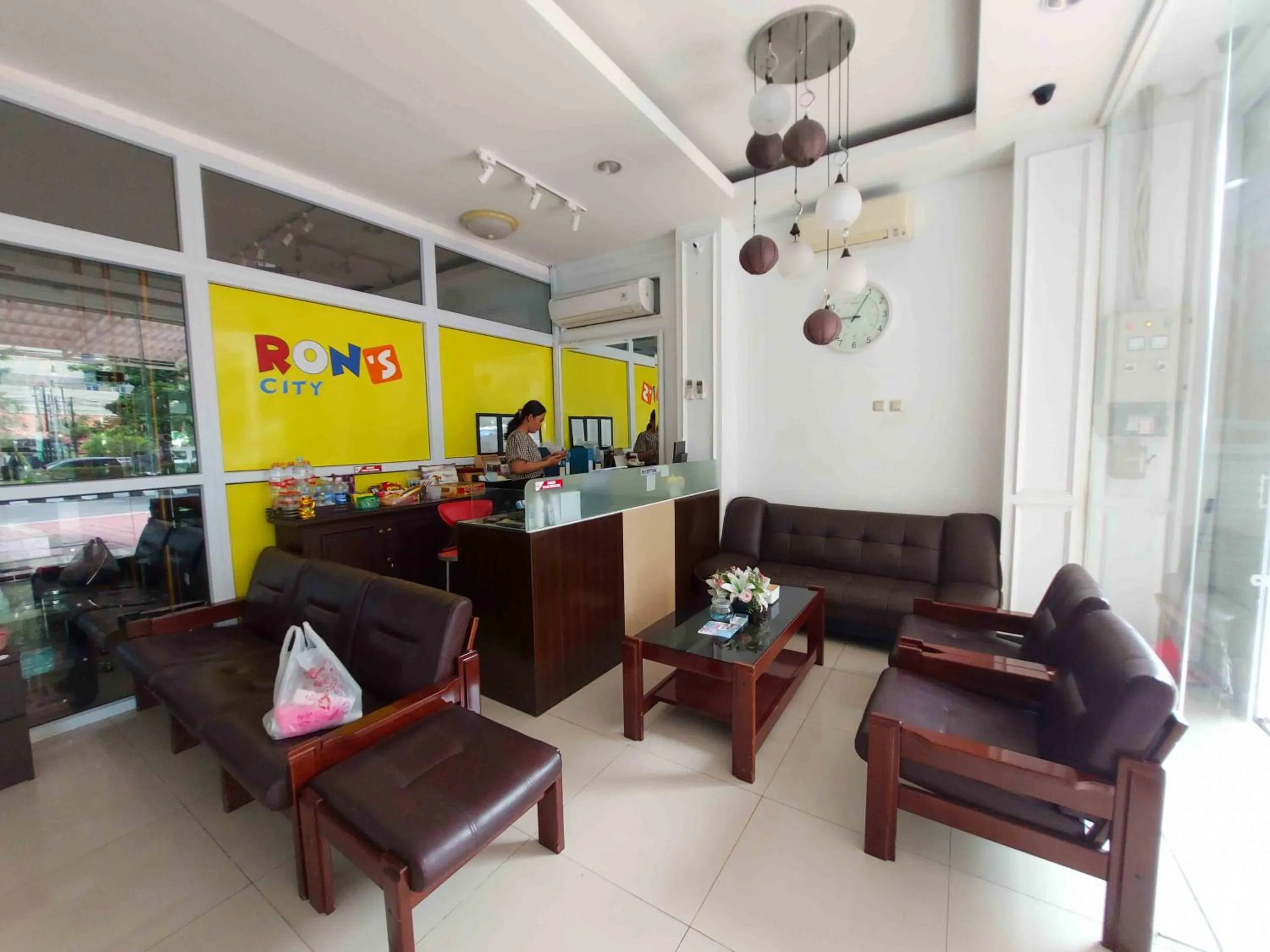 Lobby or reception in Rons City Hotel near Simpang Lima Semarang Mitra RedDoorz