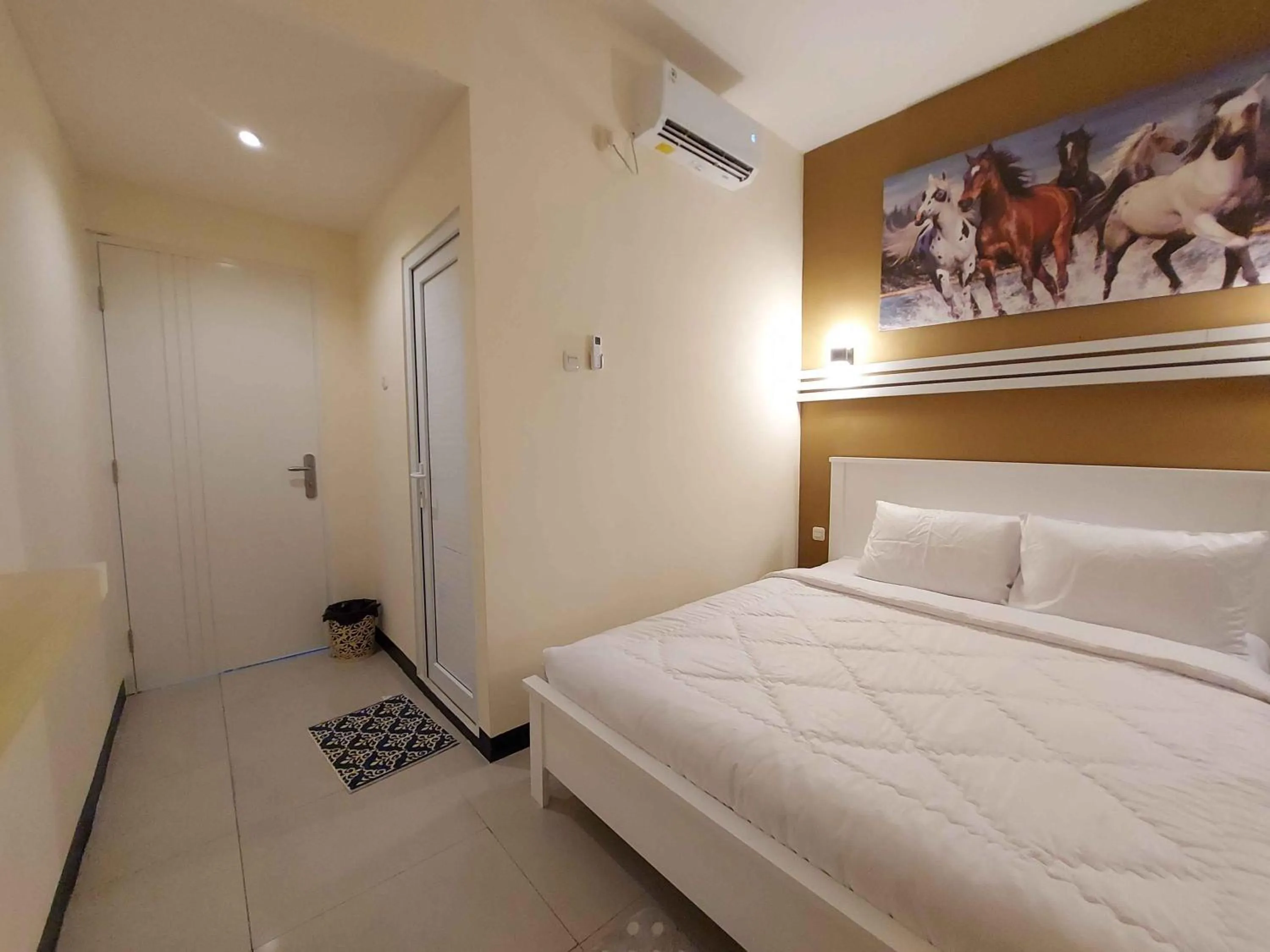 Bed in Rons City Hotel near Simpang Lima Semarang Mitra RedDoorz