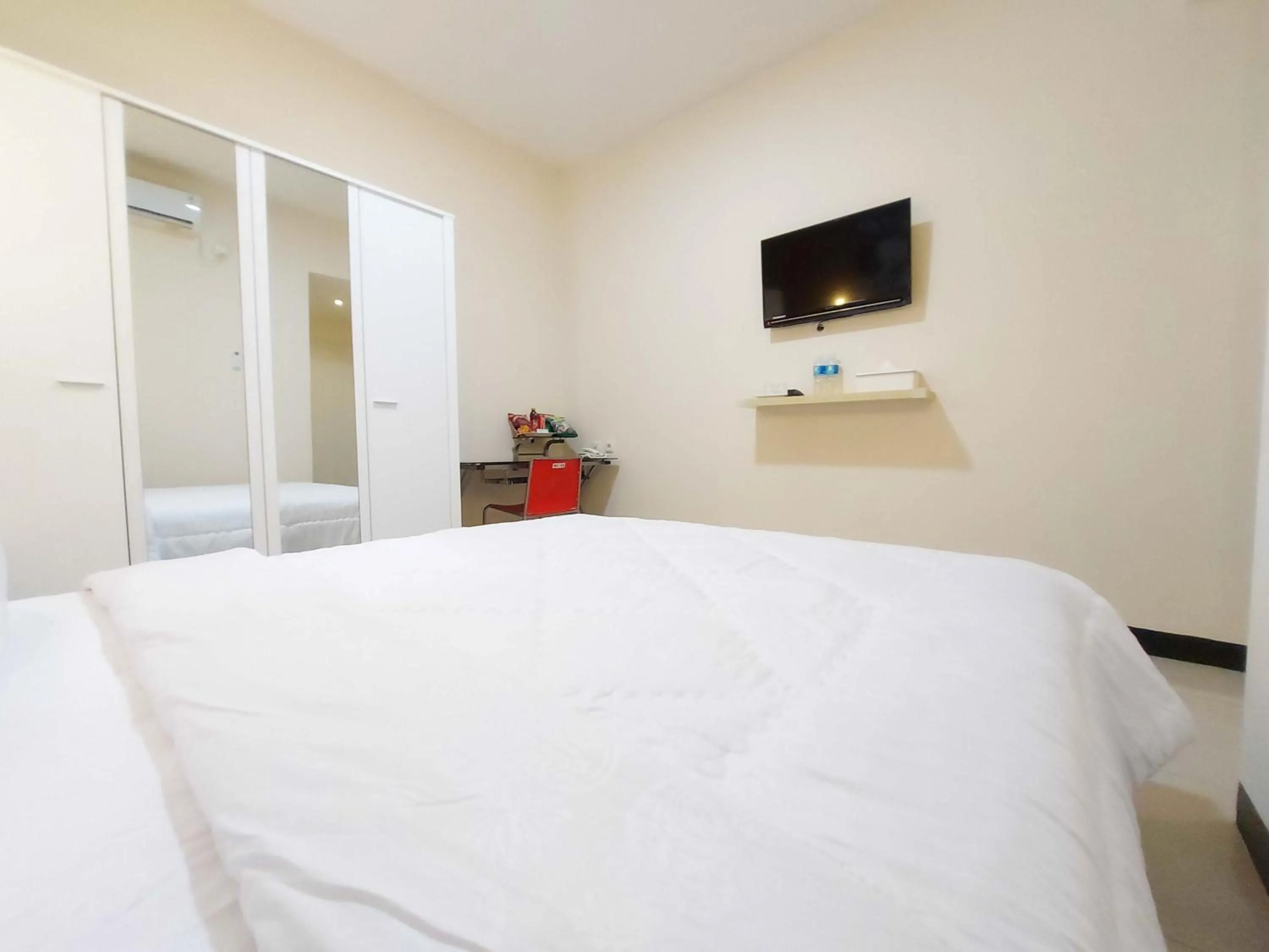 TV and multimedia, Bed in Rons City Hotel near Simpang Lima Semarang Mitra RedDoorz