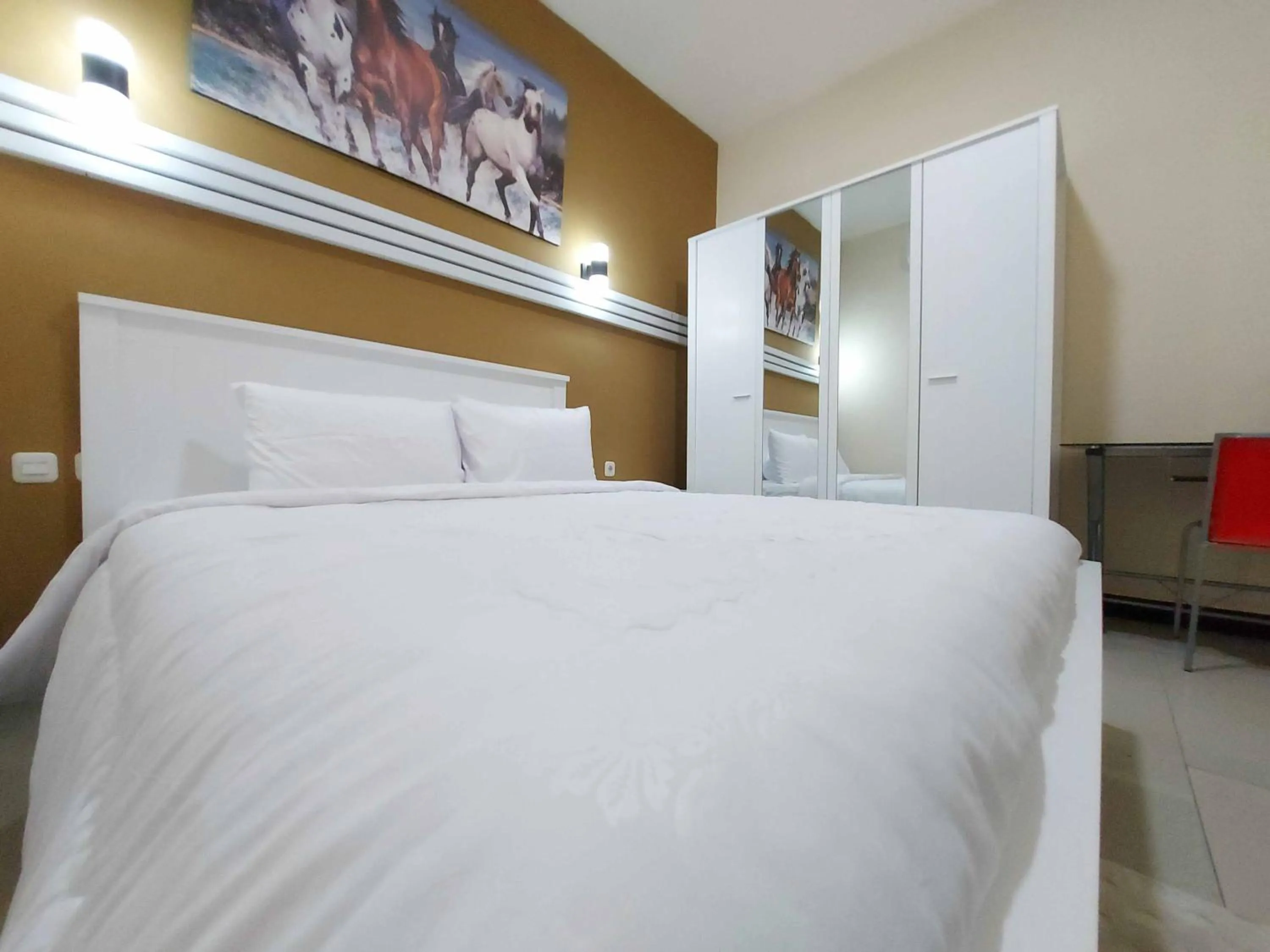 Bed in Rons City Hotel near Simpang Lima Semarang Mitra RedDoorz