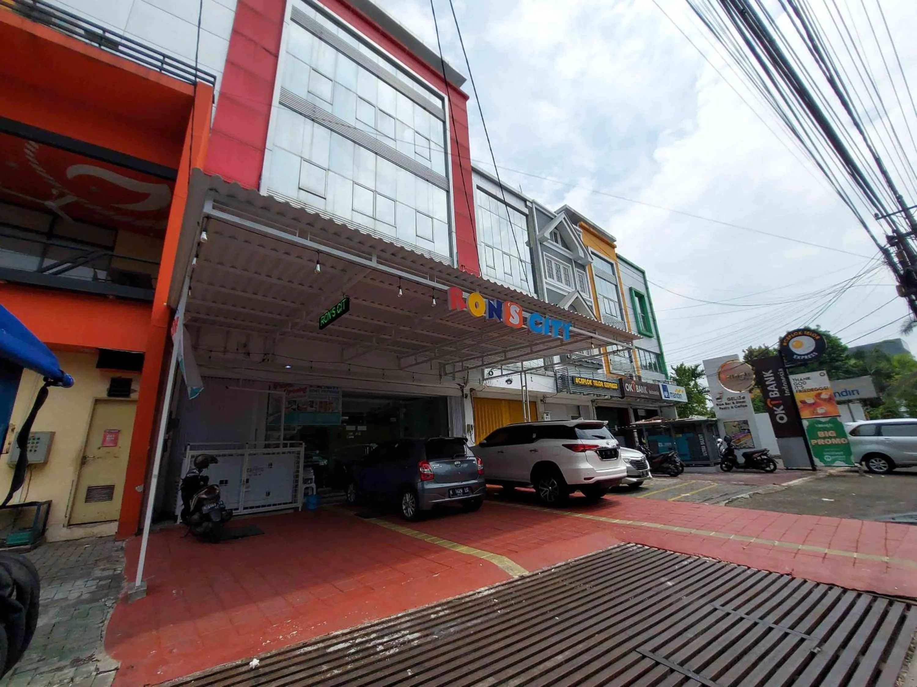 Property building in Rons City Hotel near Simpang Lima Semarang Mitra RedDoorz