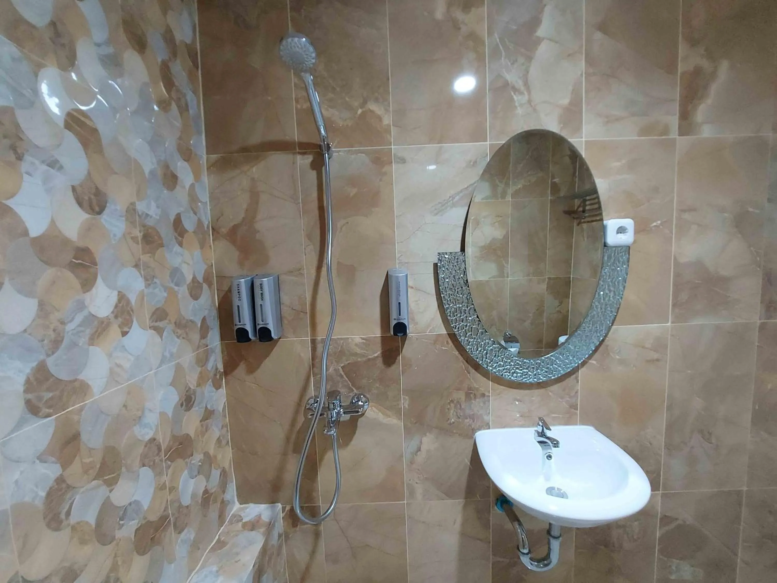 Bathroom in Rons City Hotel near Simpang Lima Semarang Mitra RedDoorz