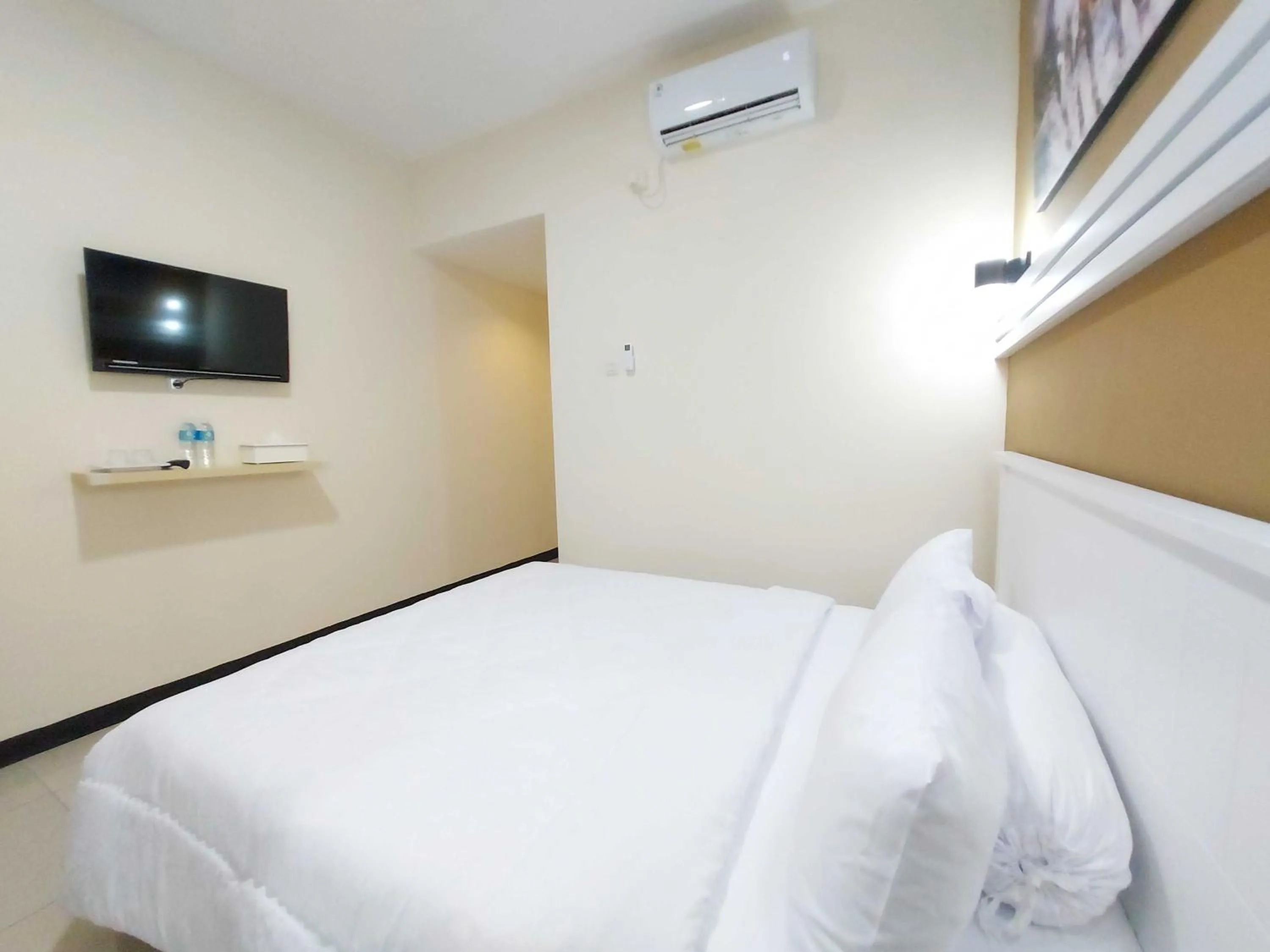 Bed in Rons City Hotel near Simpang Lima Semarang Mitra RedDoorz