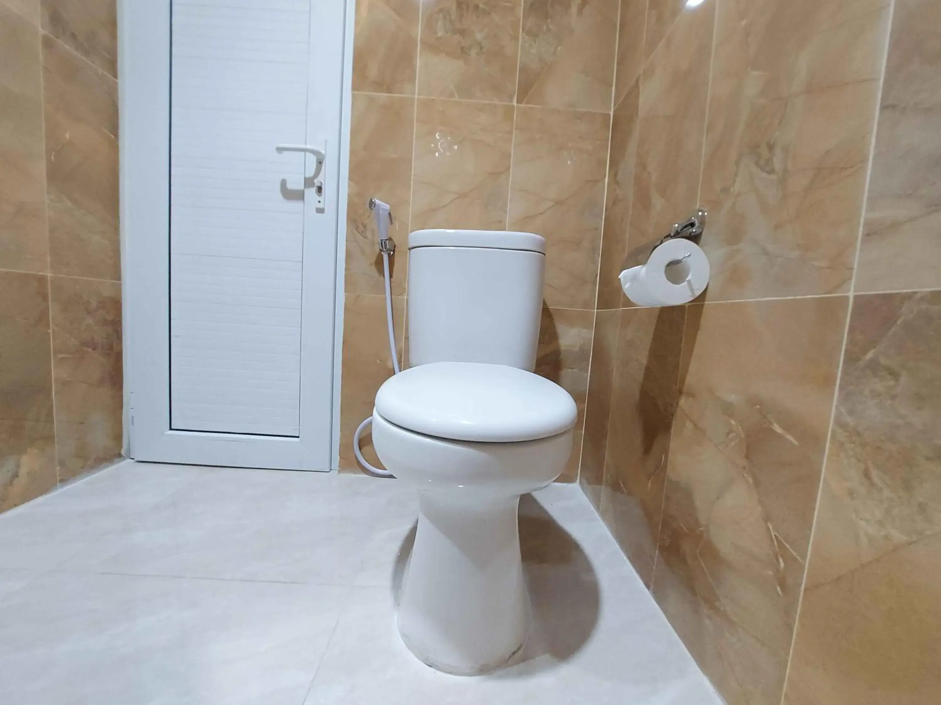 Bathroom in Rons City Hotel near Simpang Lima Semarang Mitra RedDoorz Bathroom in Rons City Hotel near Simpang Lima Semarang Mitra RedDoorz