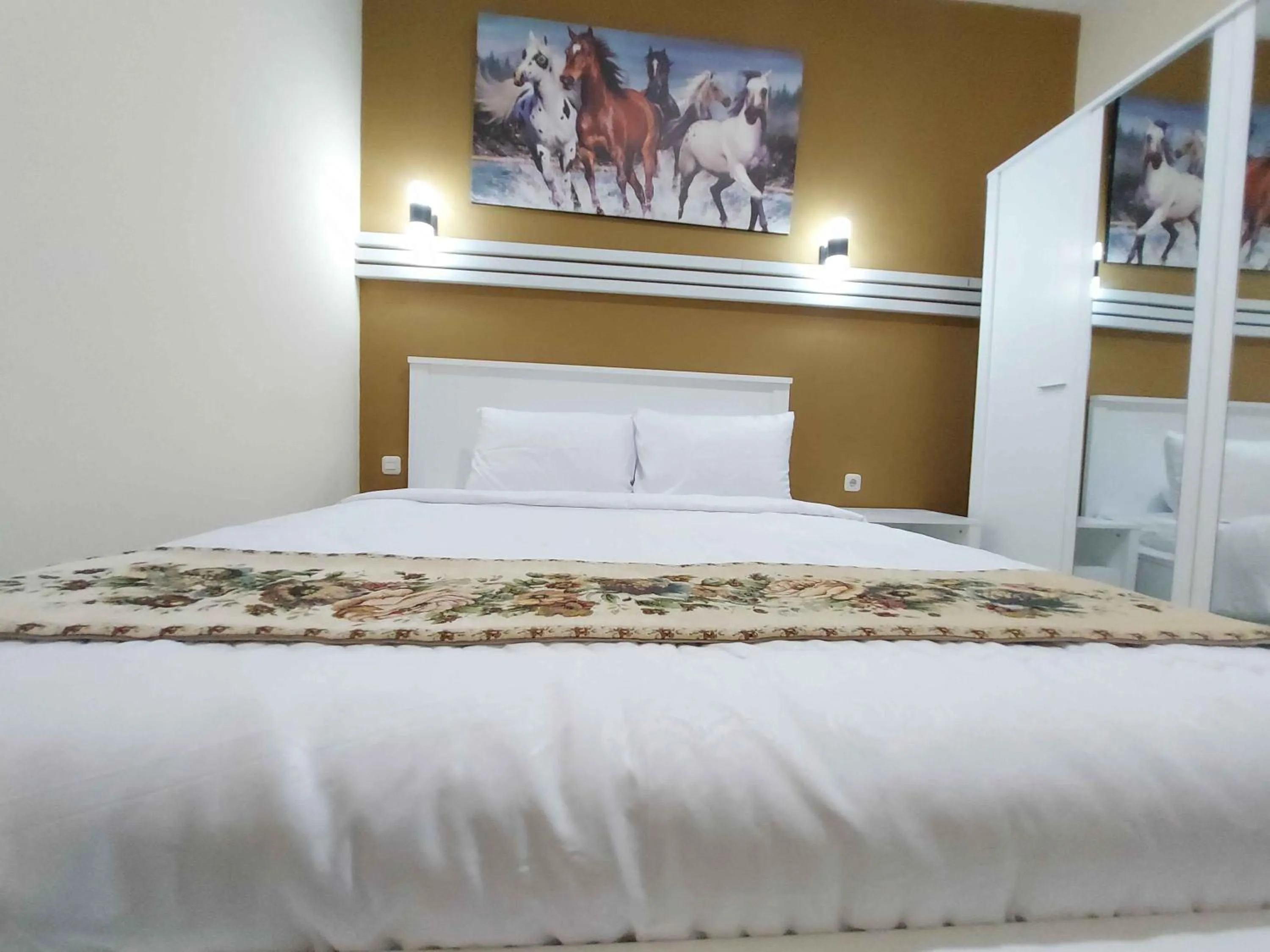 Bed in Rons City Hotel near Simpang Lima Semarang Mitra RedDoorz