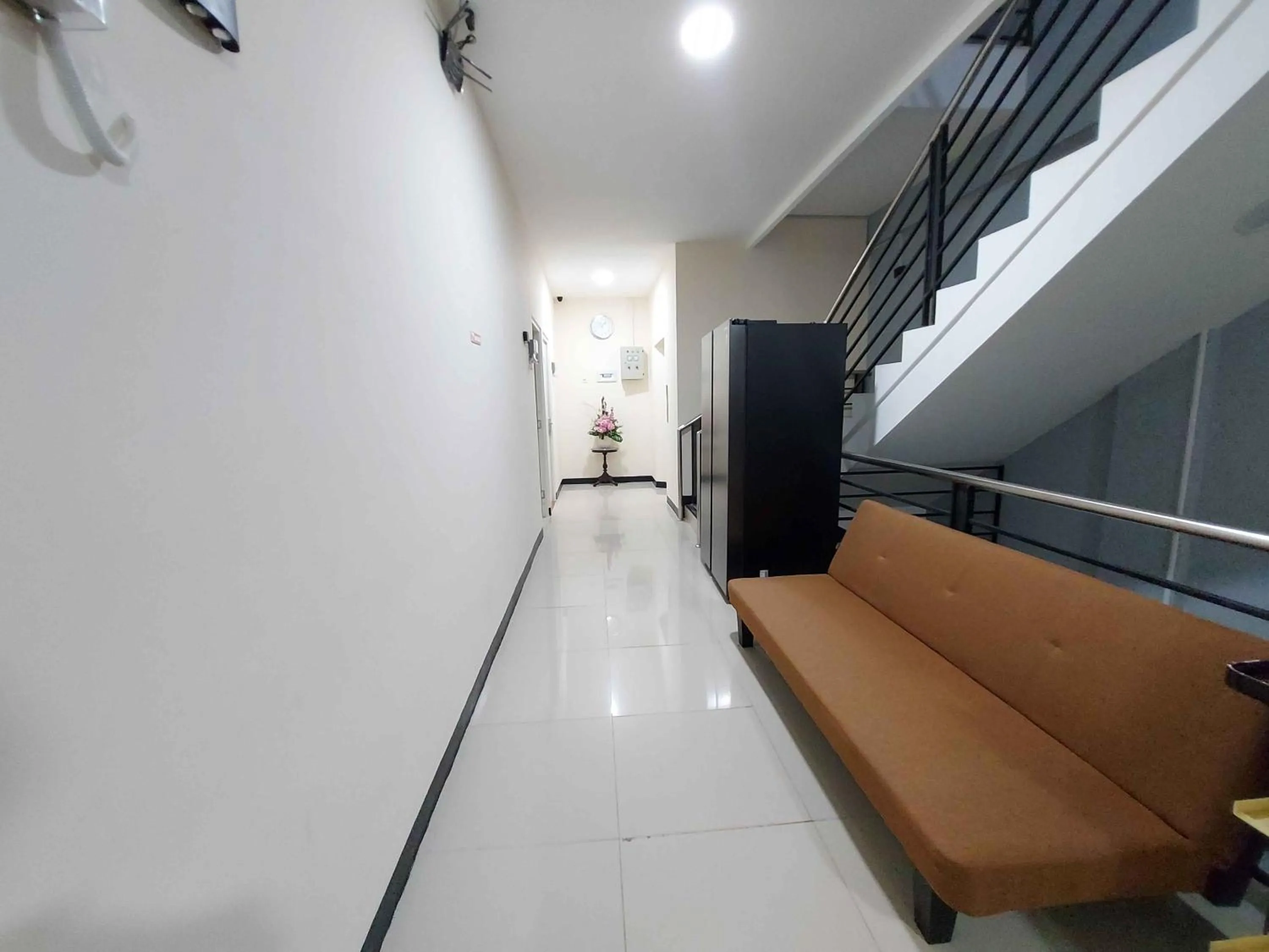 Communal lounge/ TV room in Rons City Hotel near Simpang Lima Semarang Mitra RedDoorz