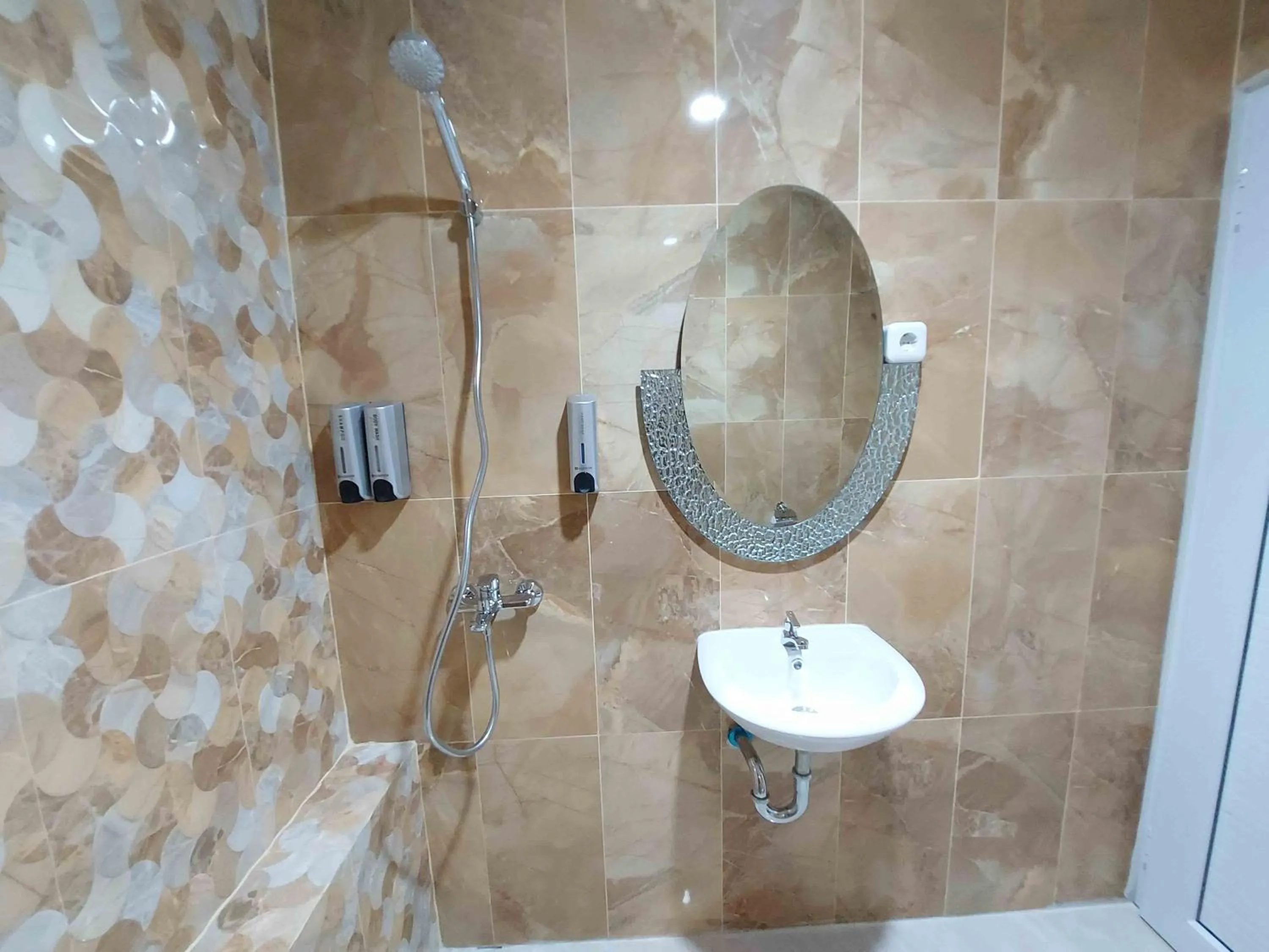 Bathroom in Rons City Hotel near Simpang Lima Semarang Mitra RedDoorz