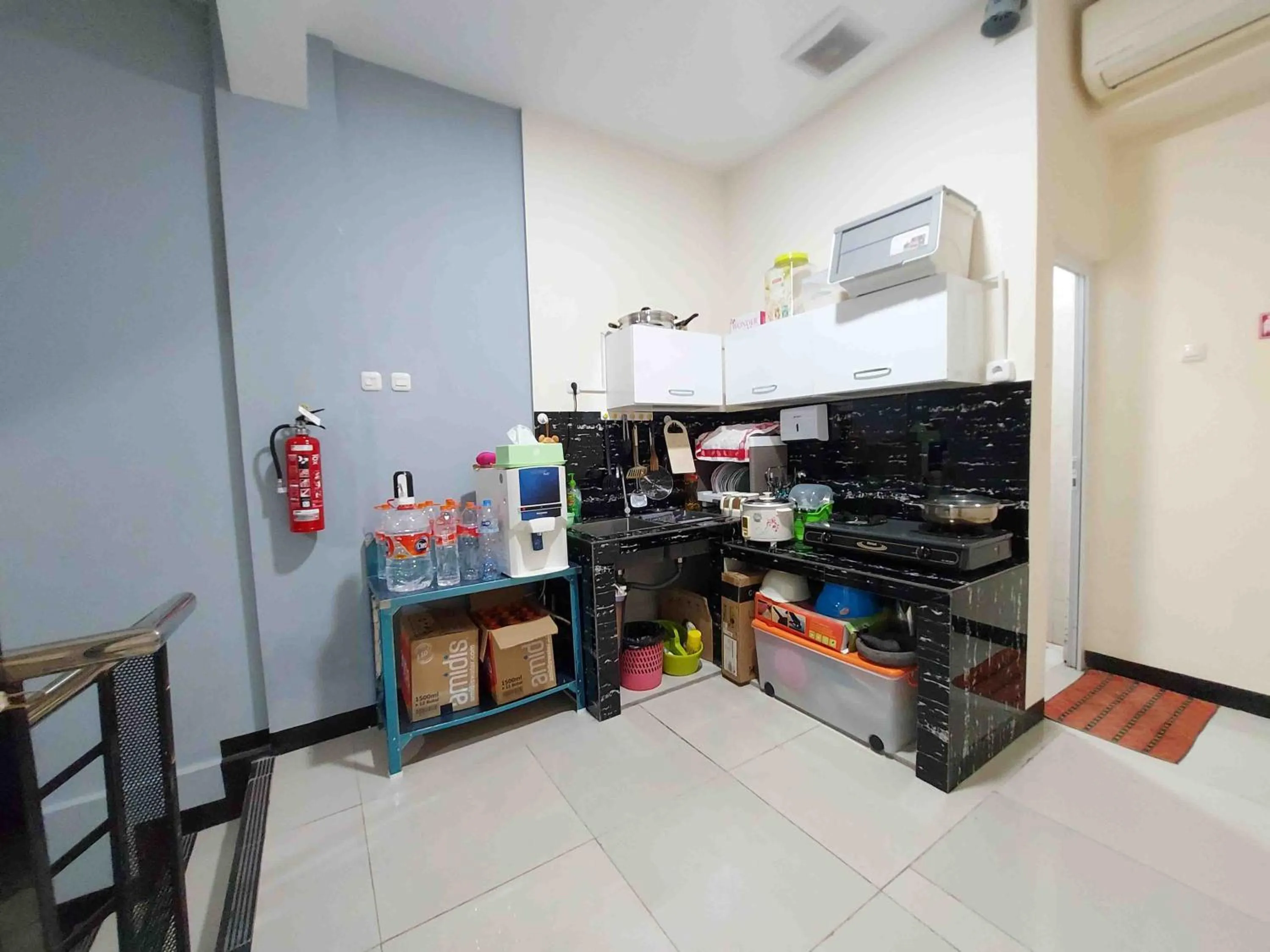 Kitchen or kitchenette in Rons City Hotel near Simpang Lima Semarang Mitra RedDoorz