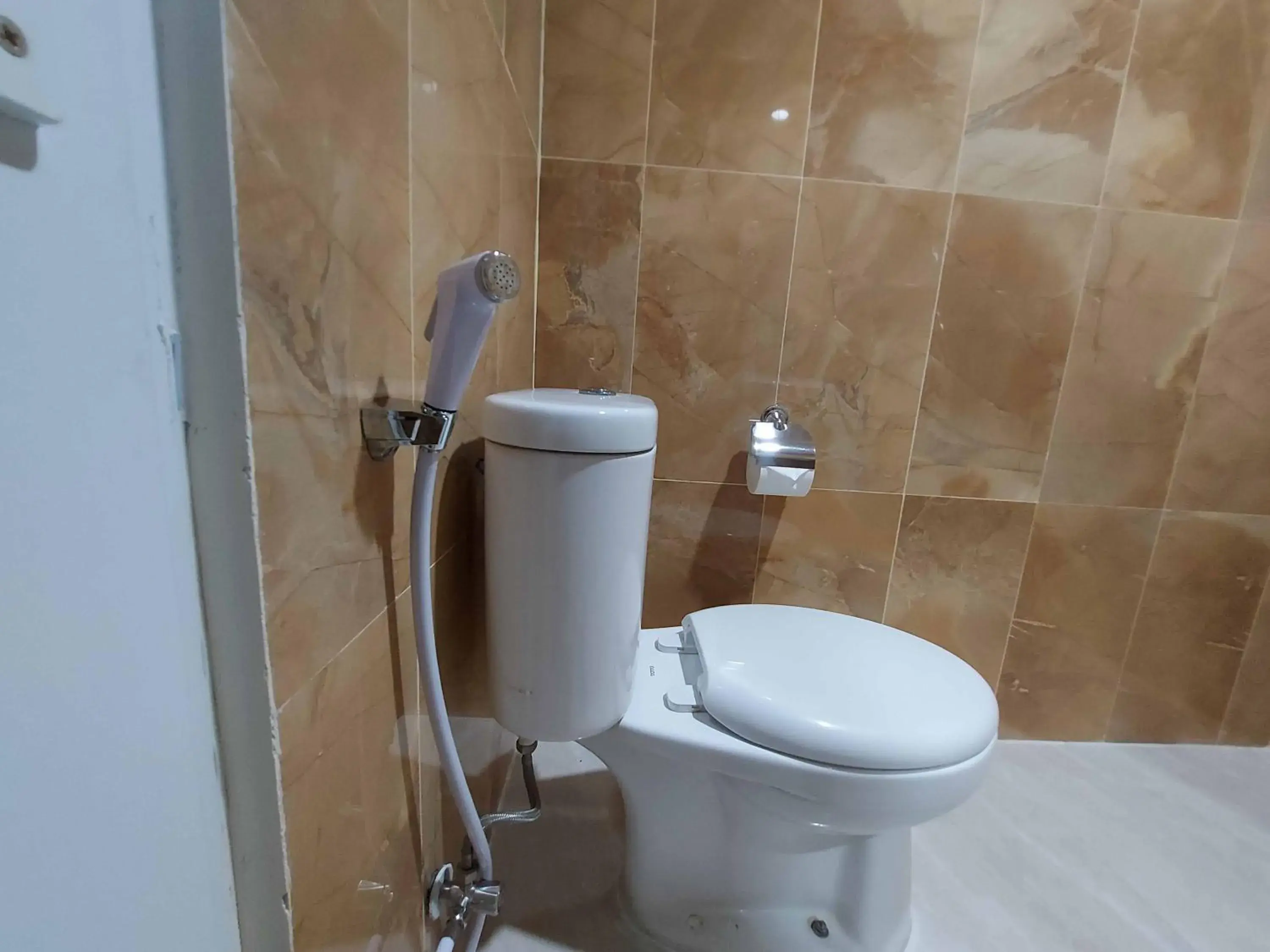 Bathroom in Rons City Hotel near Simpang Lima Semarang Mitra RedDoorz Bathroom in Rons City Hotel near Simpang Lima Semarang Mitra RedDoorz