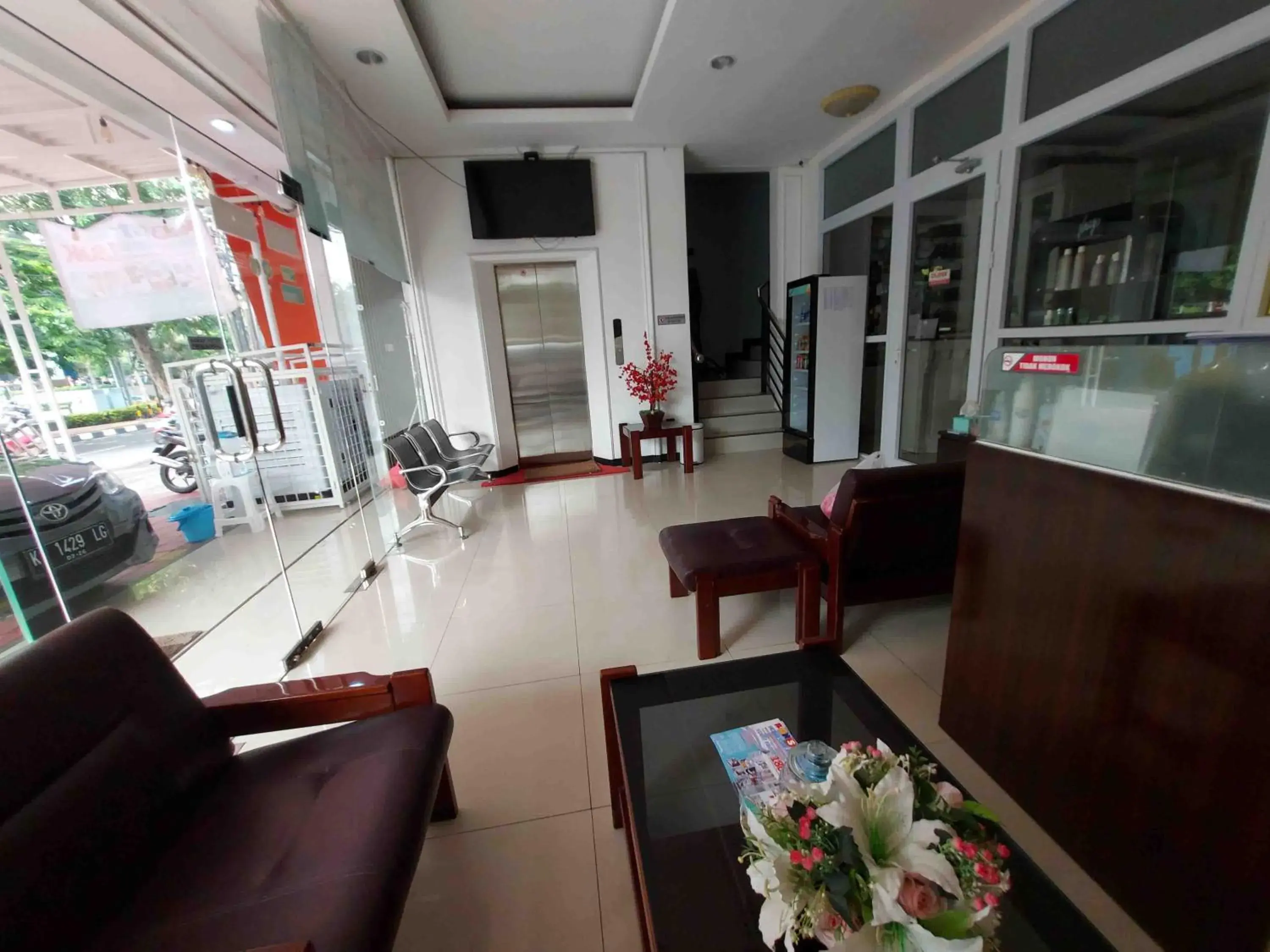 Lobby or reception in Rons City Hotel near Simpang Lima Semarang Mitra RedDoorz Lobby or reception in Rons City Hotel near Simpang Lima Semarang Mitra RedDoorz