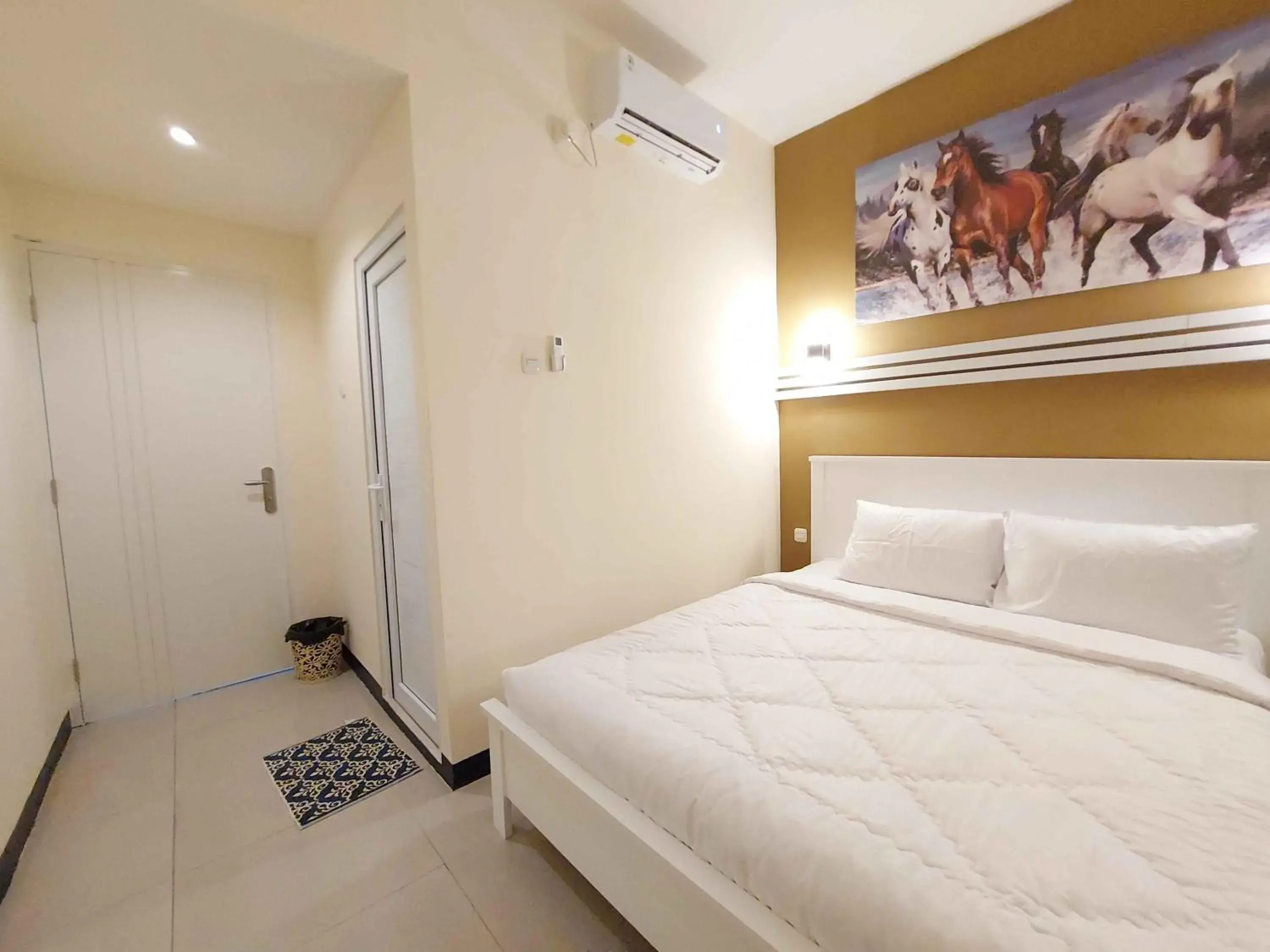 Bed in Rons City Hotel near Simpang Lima Semarang Mitra RedDoorz Bed in Rons City Hotel near Simpang Lima Semarang Mitra RedDoorz