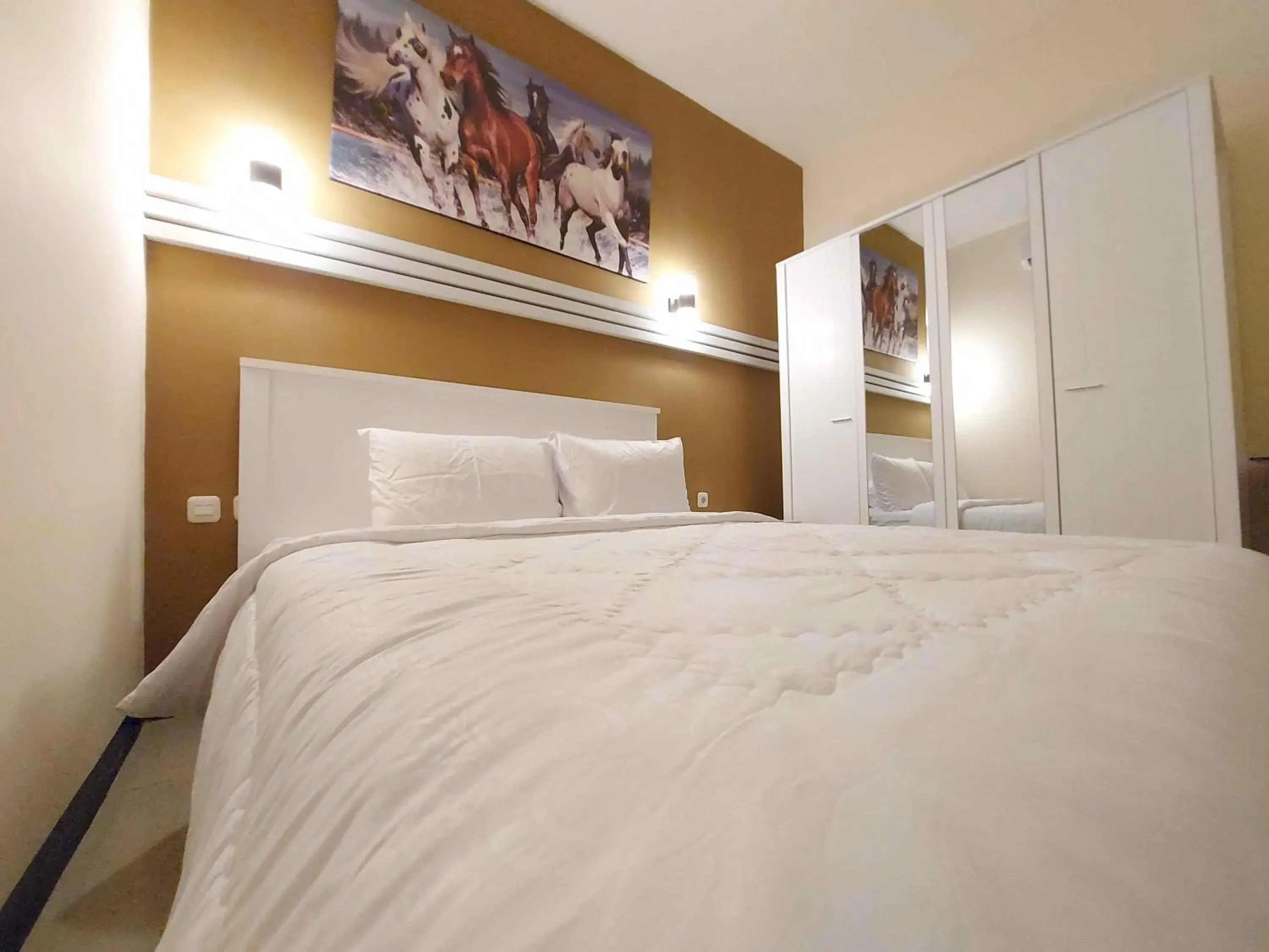 Bed in Rons City Hotel near Simpang Lima Semarang Mitra RedDoorz Bed in Rons City Hotel near Simpang Lima Semarang Mitra RedDoorz