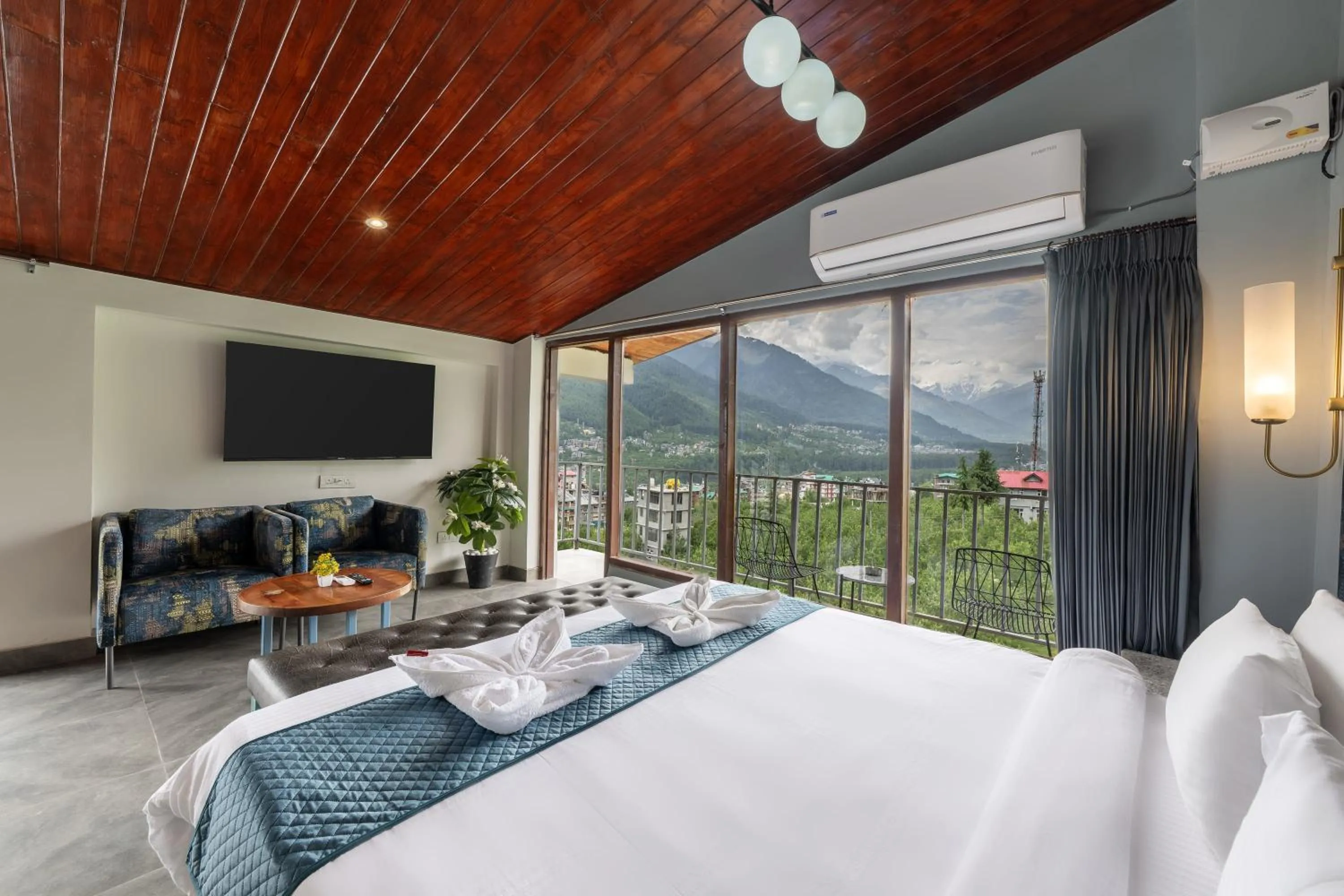 Bed in Echor Himalayan Aurum Manali