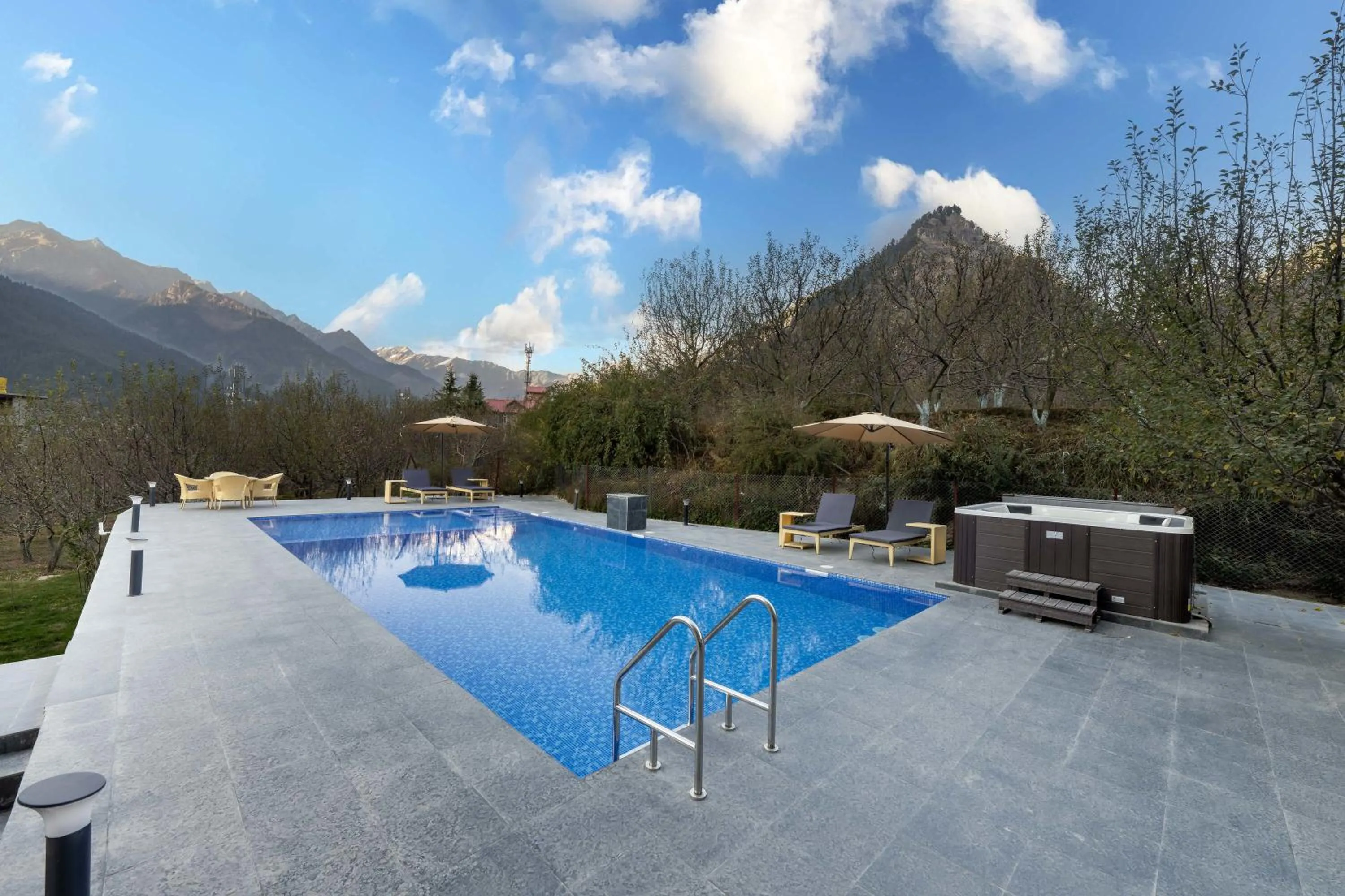 Mountain view in Echor Himalayan Aurum Manali