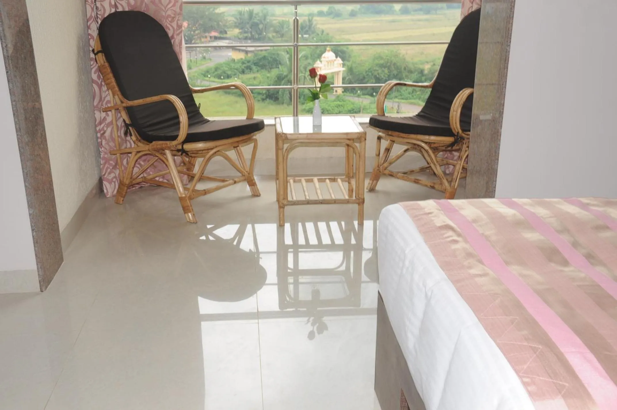 Seating area, Bed in Boshan Hotels