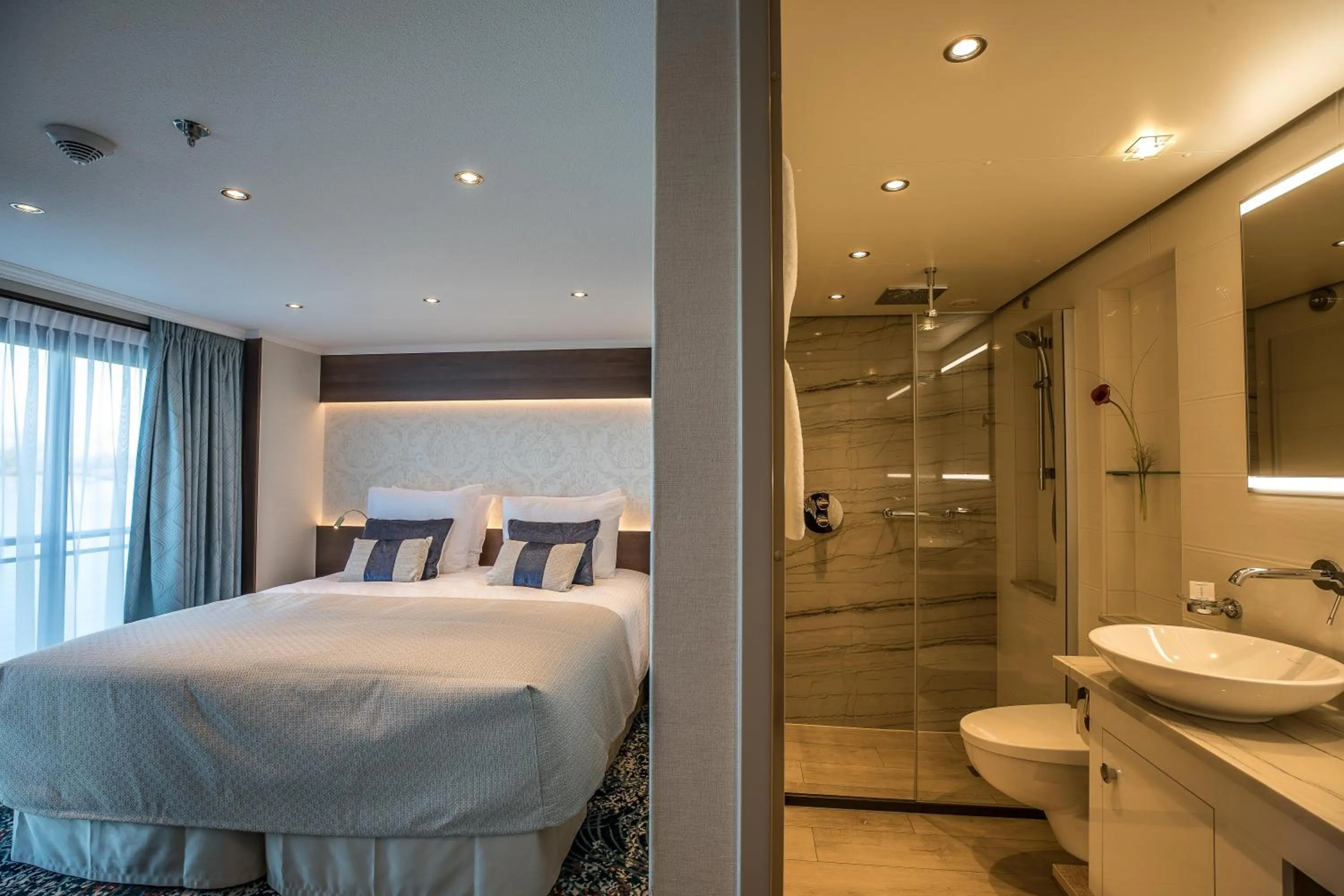 Bathroom in VIVA RIVERSIDE 4 Köln