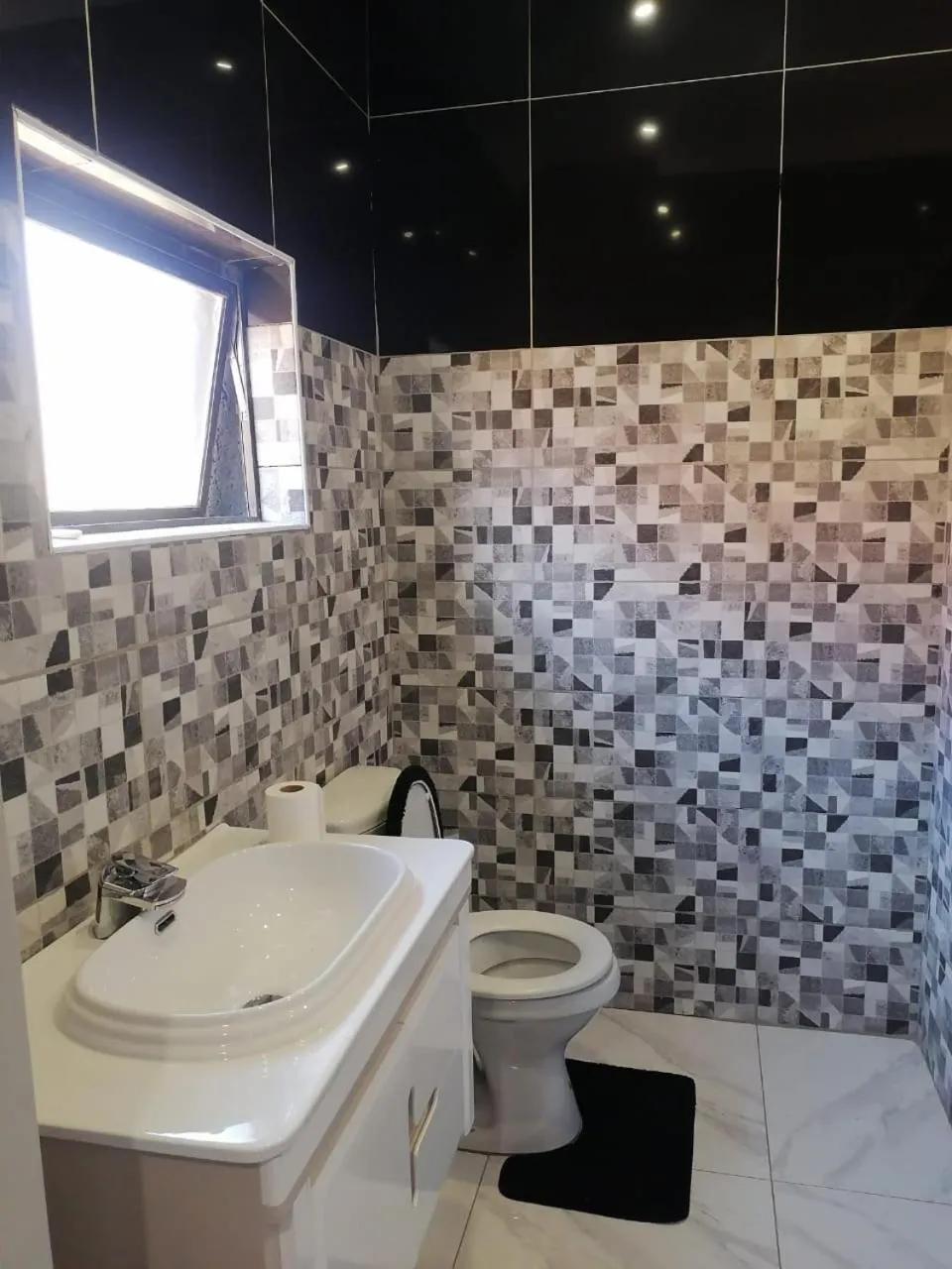 Toilet in National Lodge