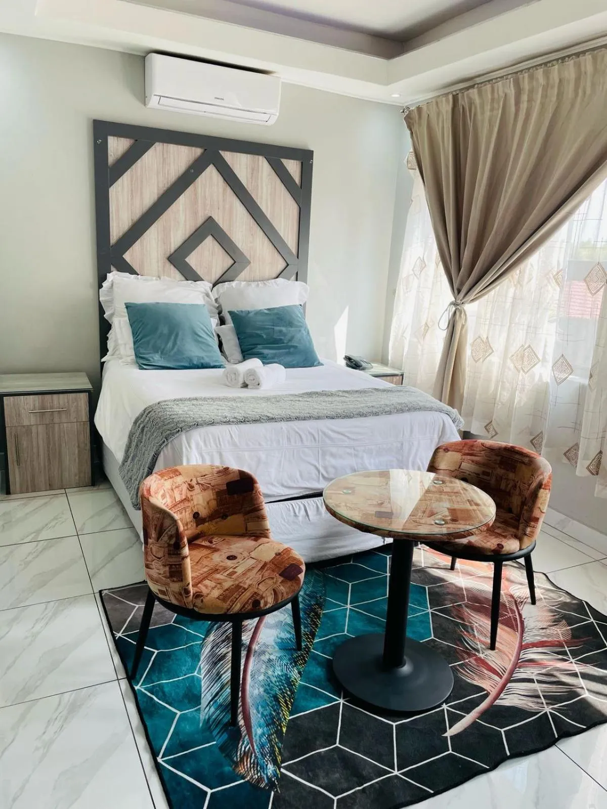 Photo of the whole room, Bed in National Lodge