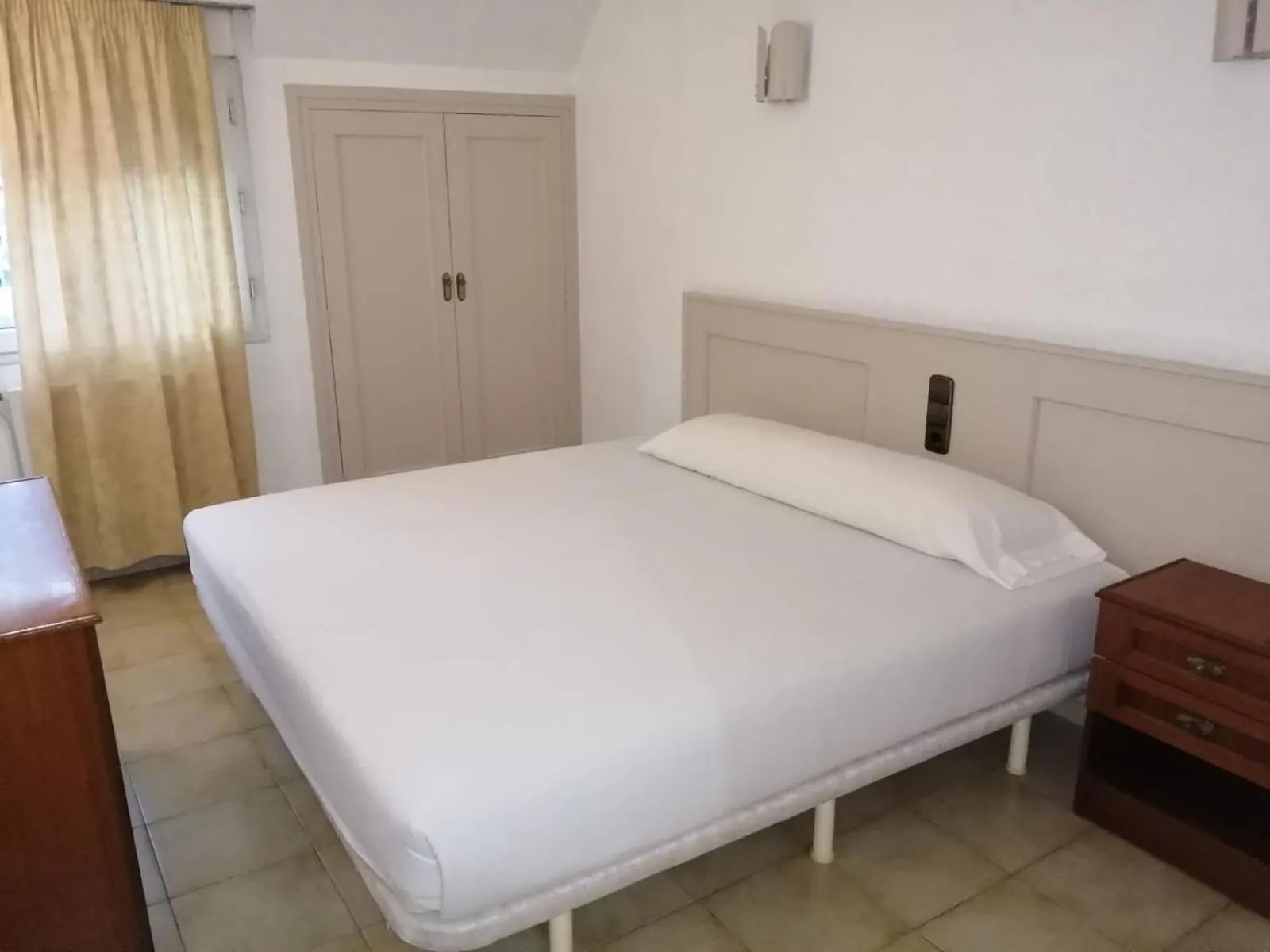 Photo of the whole room, Bed in Hotel Font Del Marge