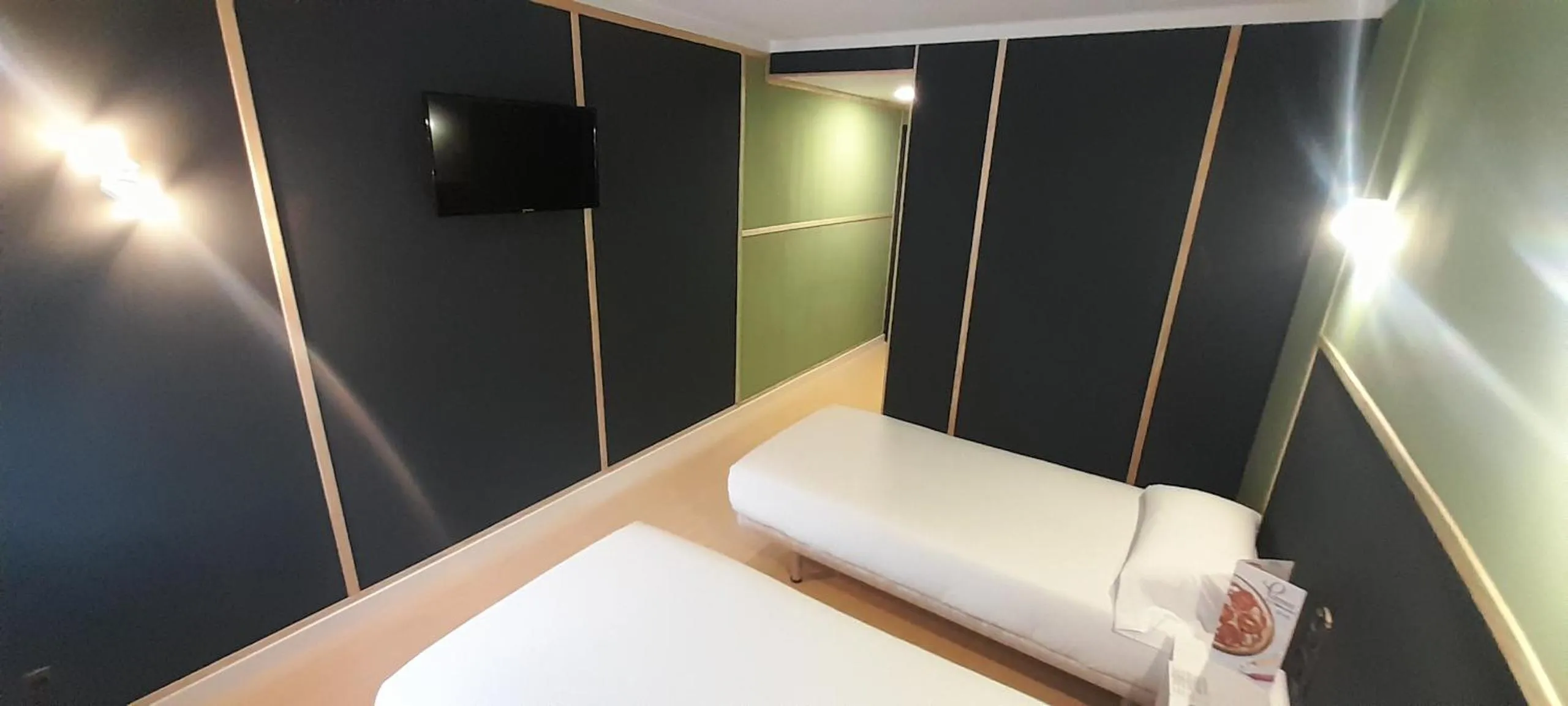 Bed, Bathroom in Hotel Font Del Marge