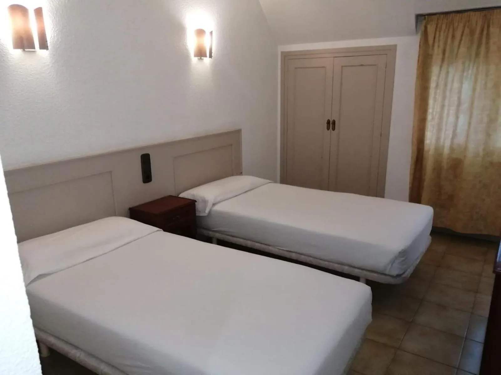 Photo of the whole room, Bed in Hotel Font Del Marge