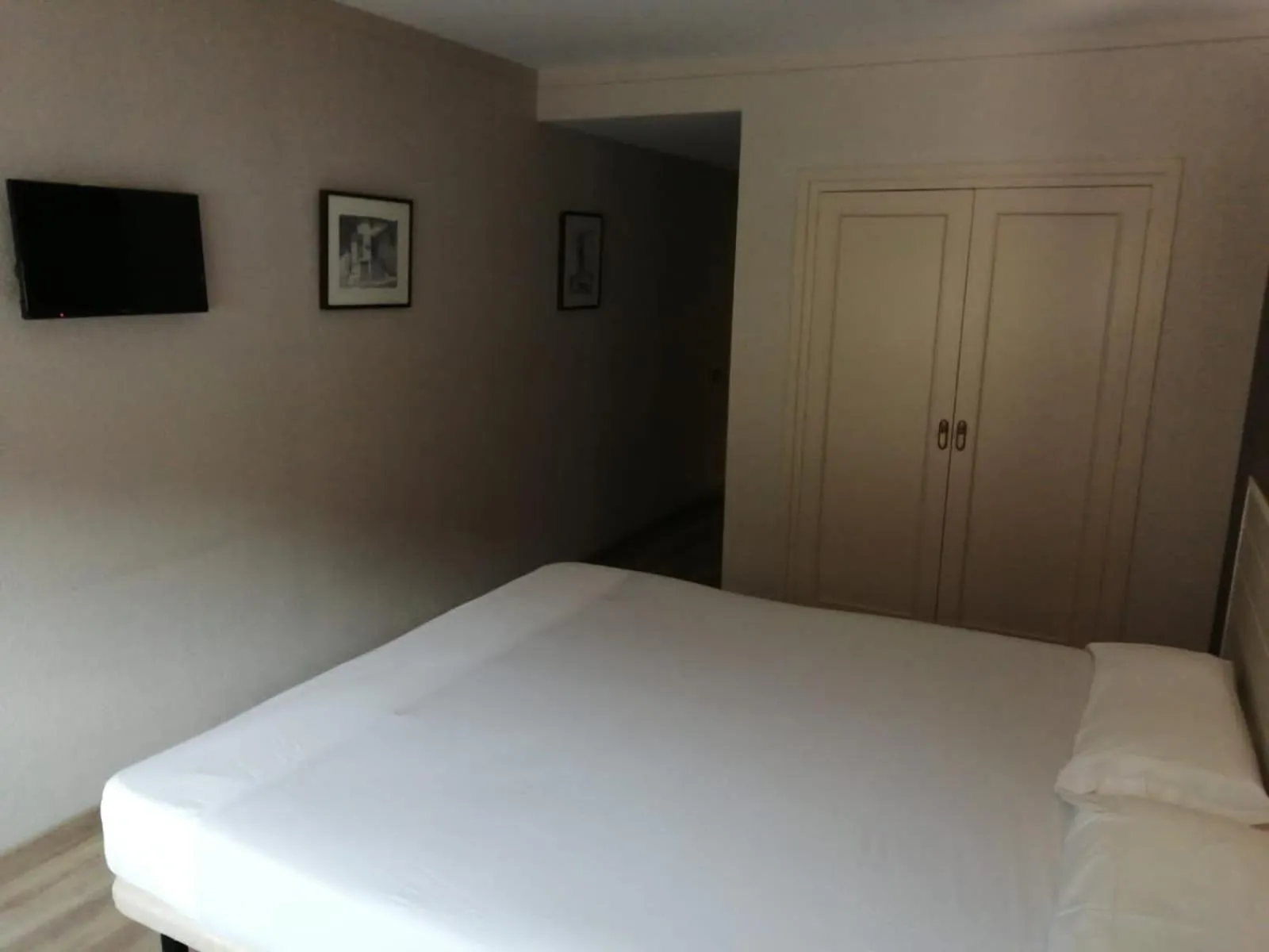 Photo of the whole room, Bed in Hotel Font Del Marge