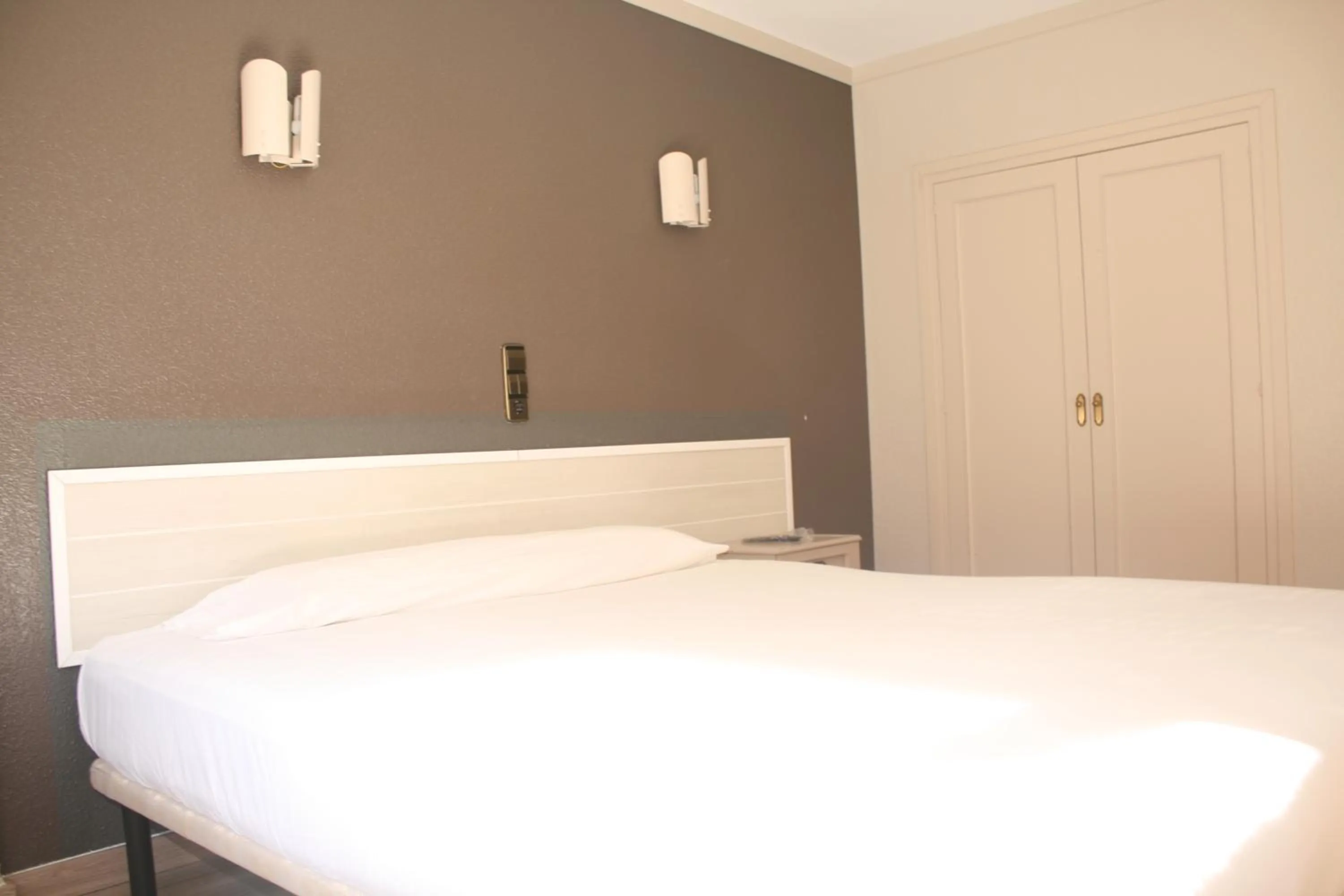 Photo of the whole room, Bed in Hotel Font Del Marge