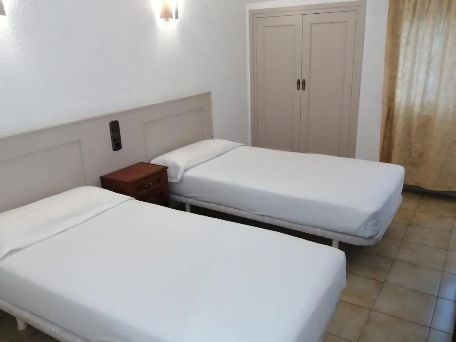 Photo of the whole room, Bed in Hotel Font Del Marge