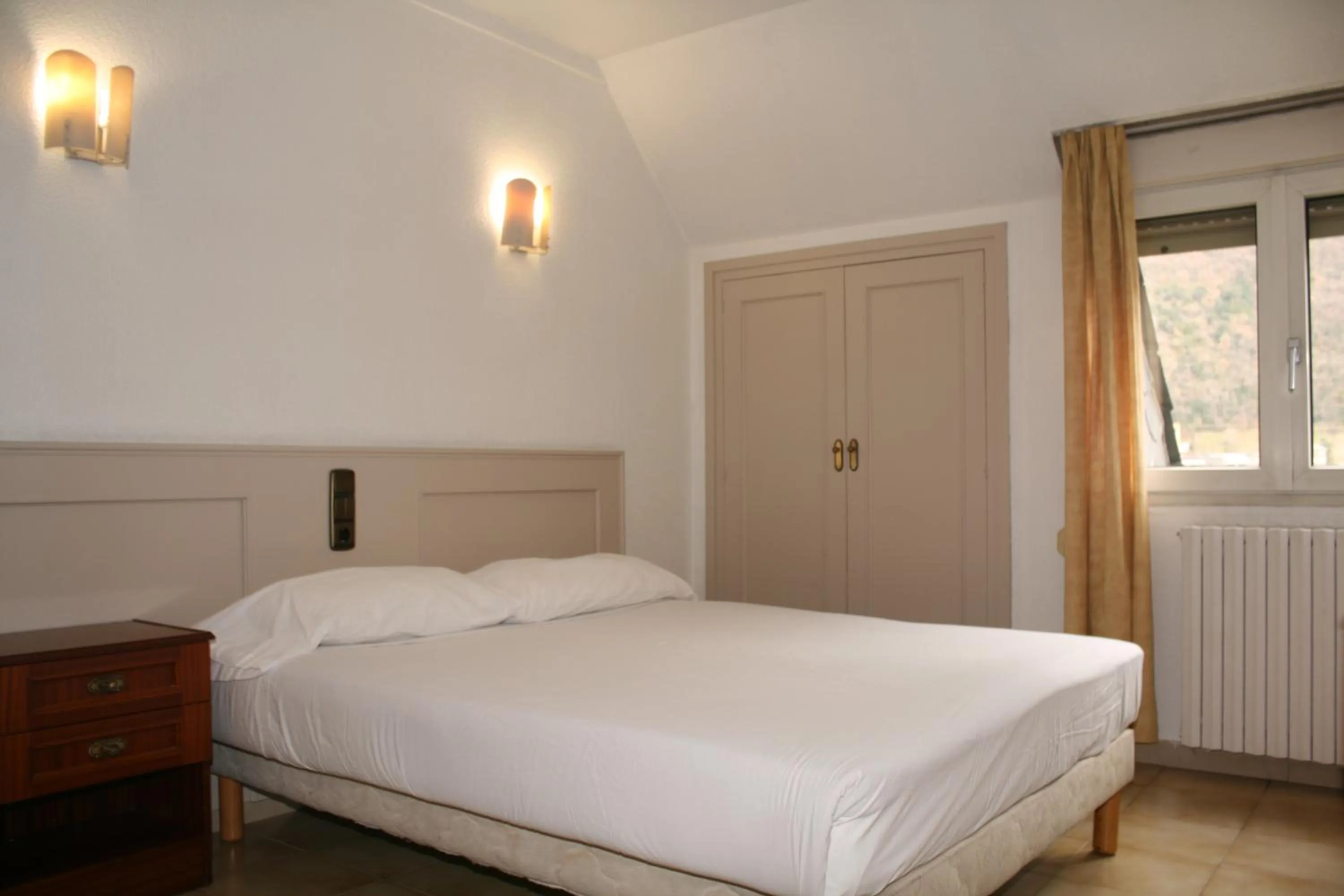 Bedroom, Bed in Hotel Font Del Marge