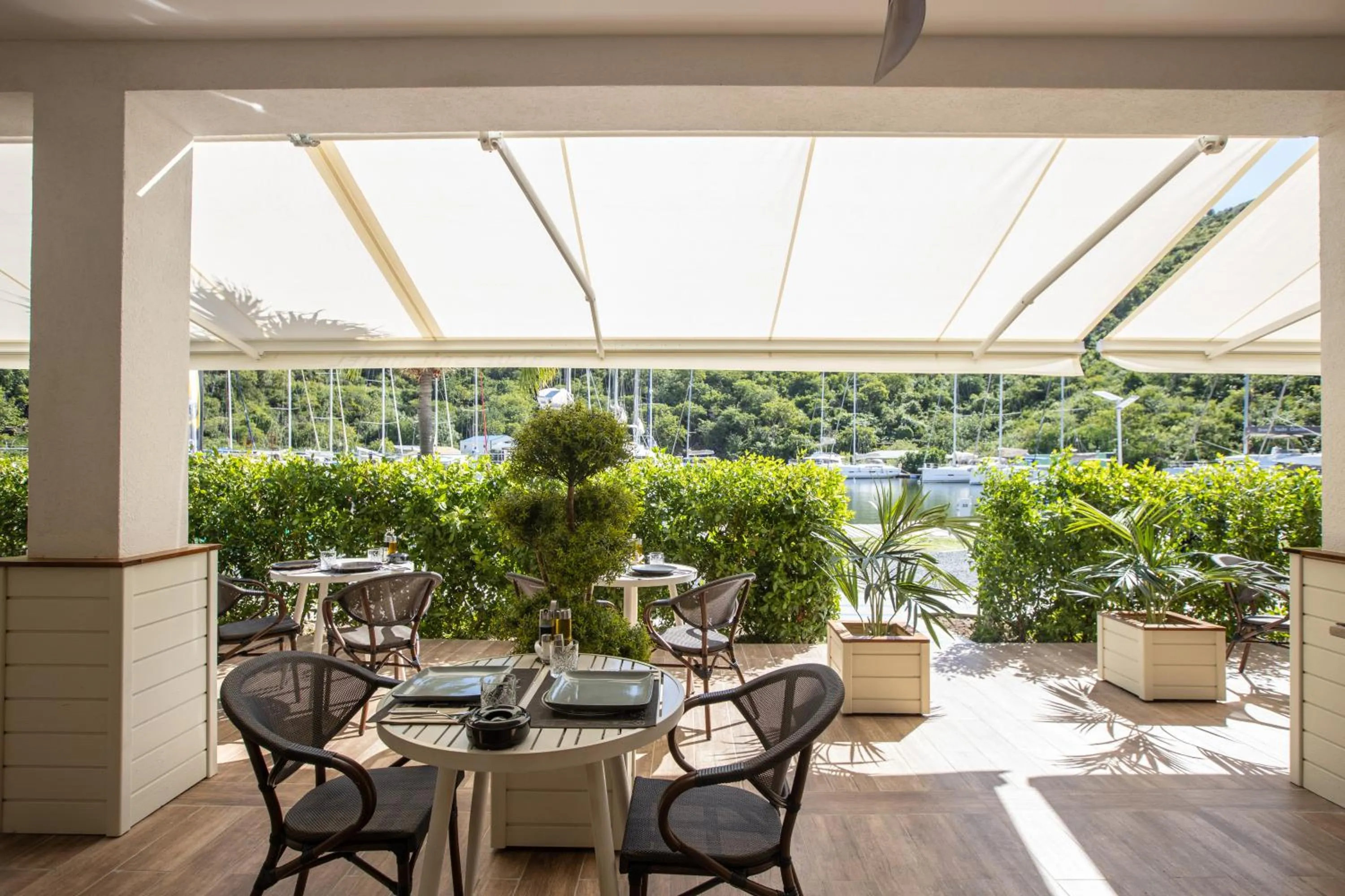 Restaurant/places to eat in Blue Sail Hotel