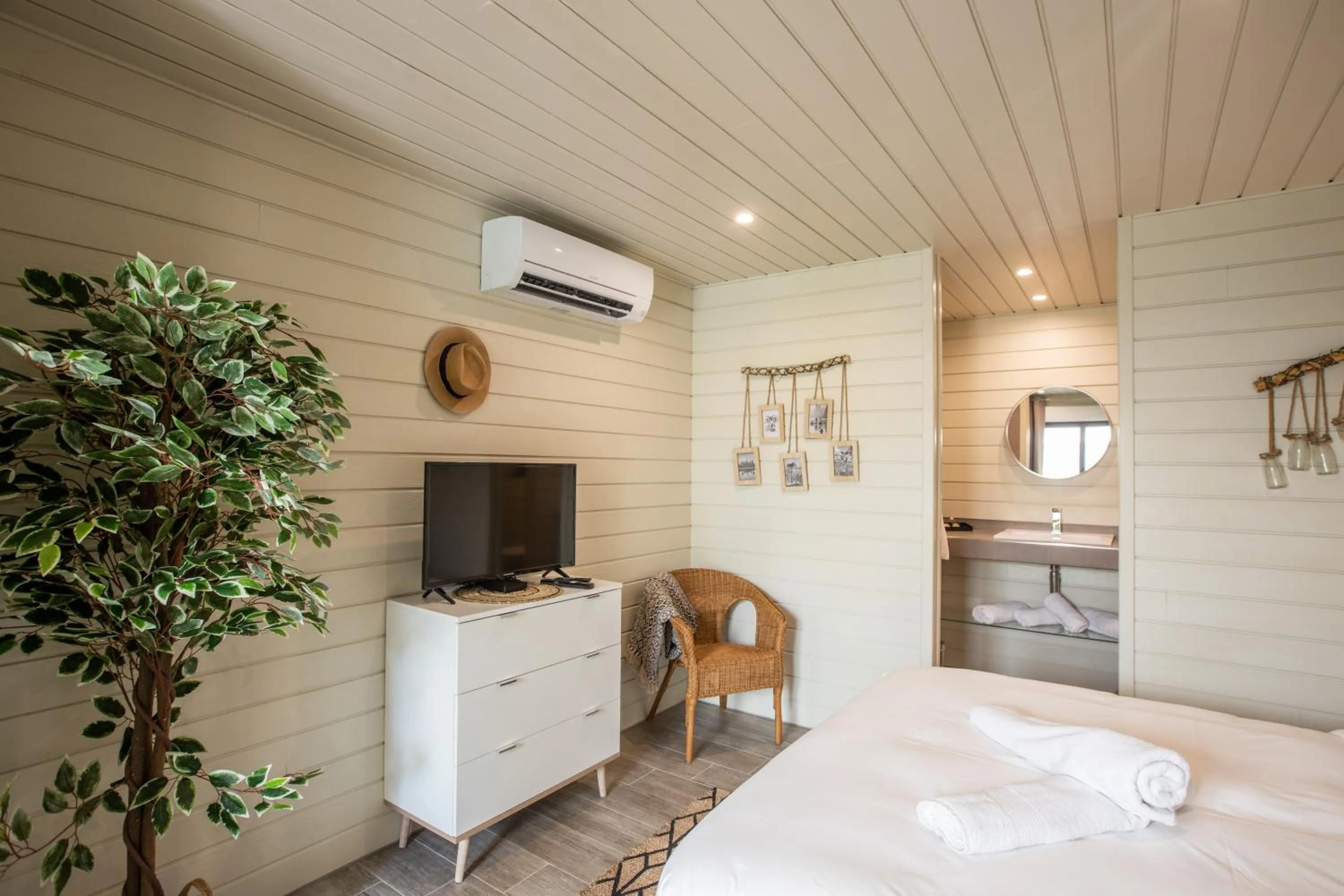 Bedroom, Bed in Blue Sail Hotel