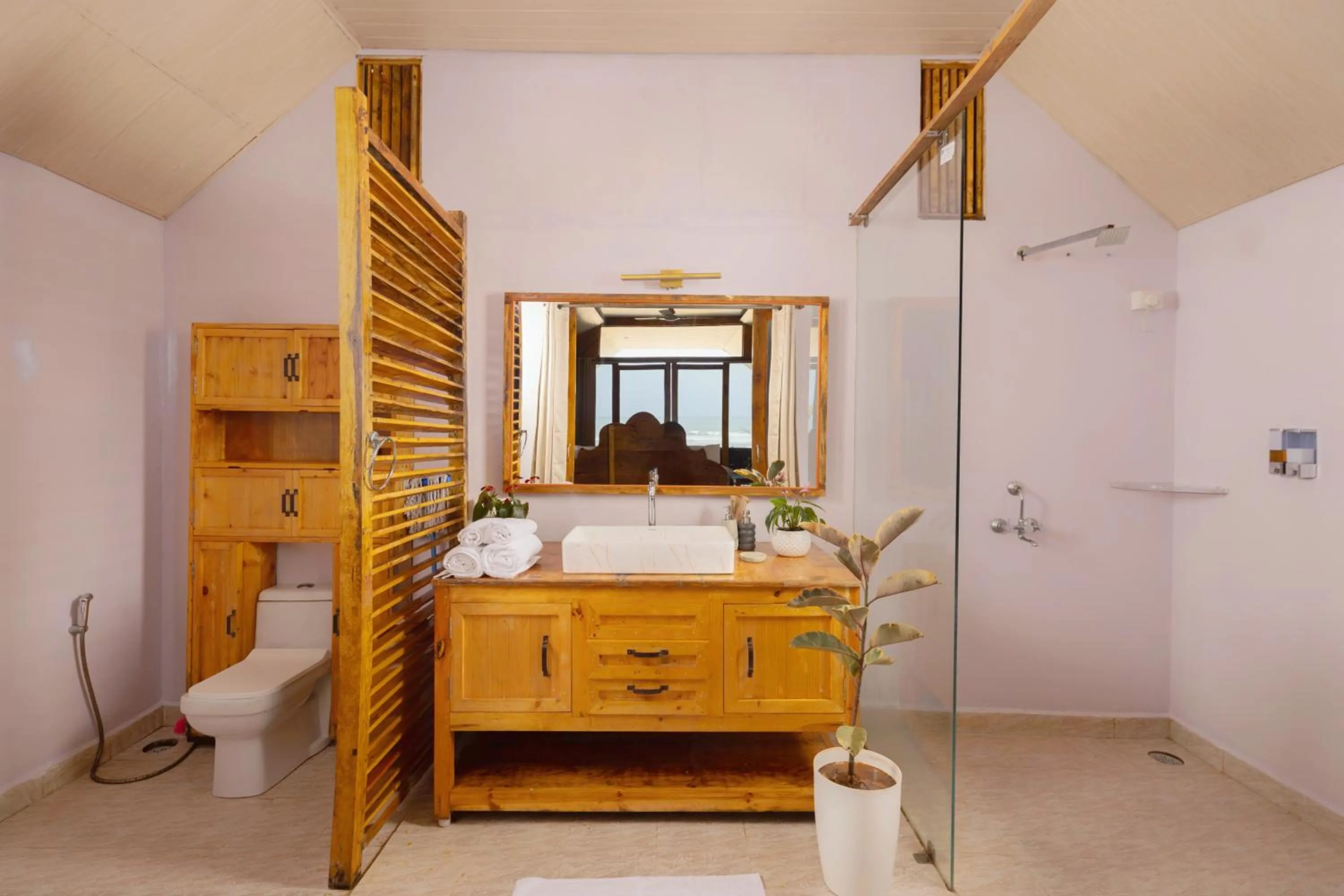 Shower, Bed in DucknChill-Agonda