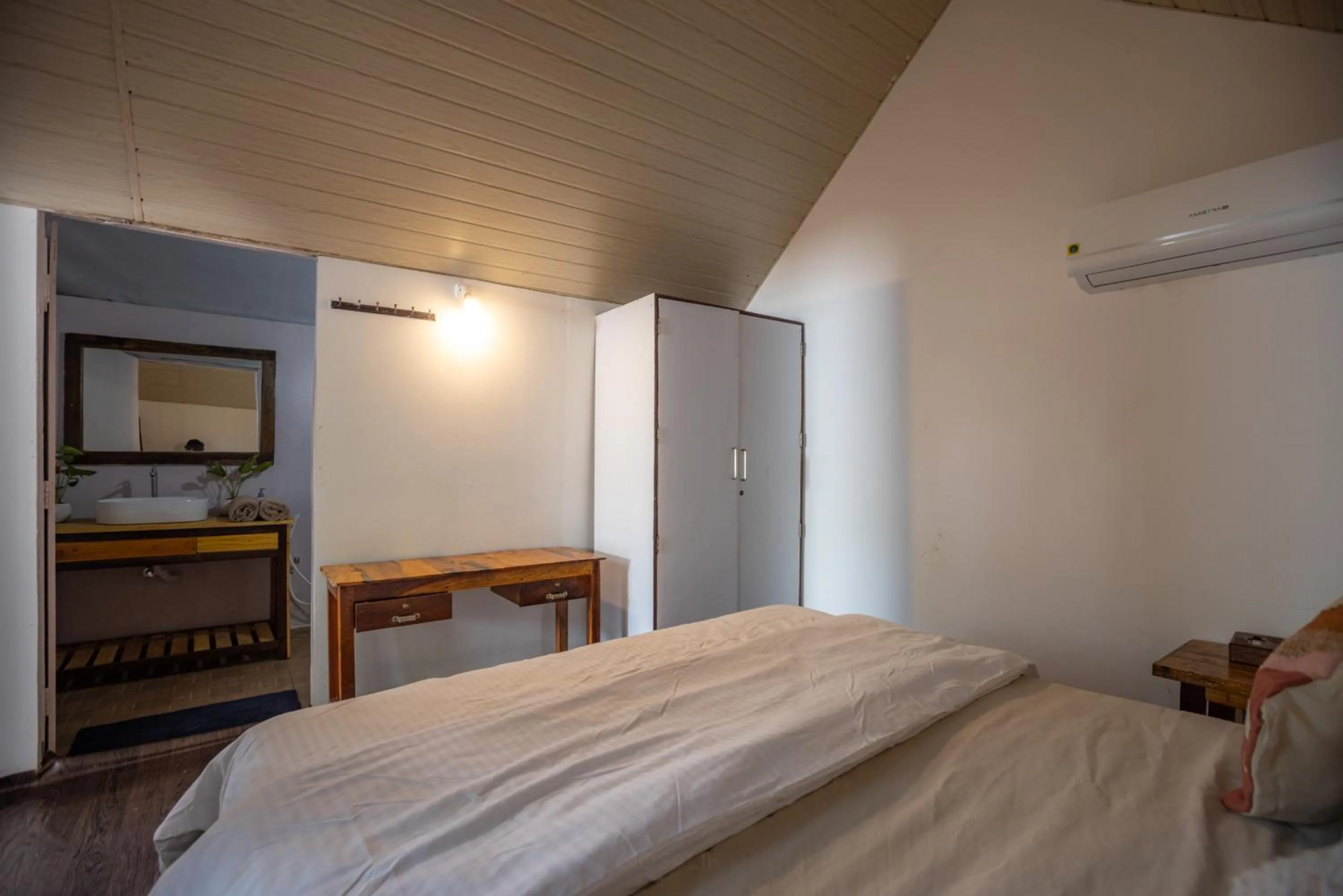 Bed in DucknChill-Agonda