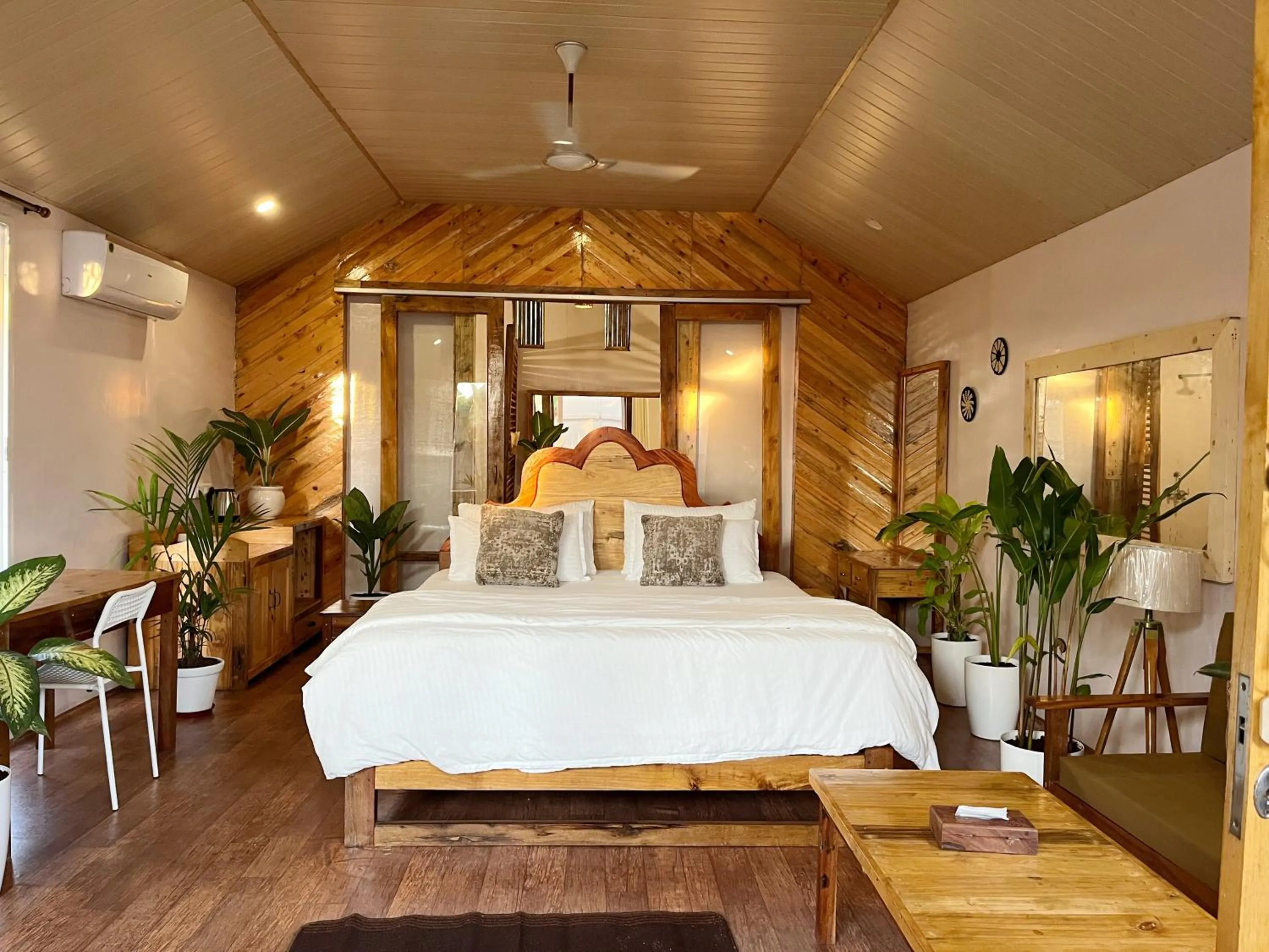 Photo of the whole room, Bed in DucknChill-Agonda