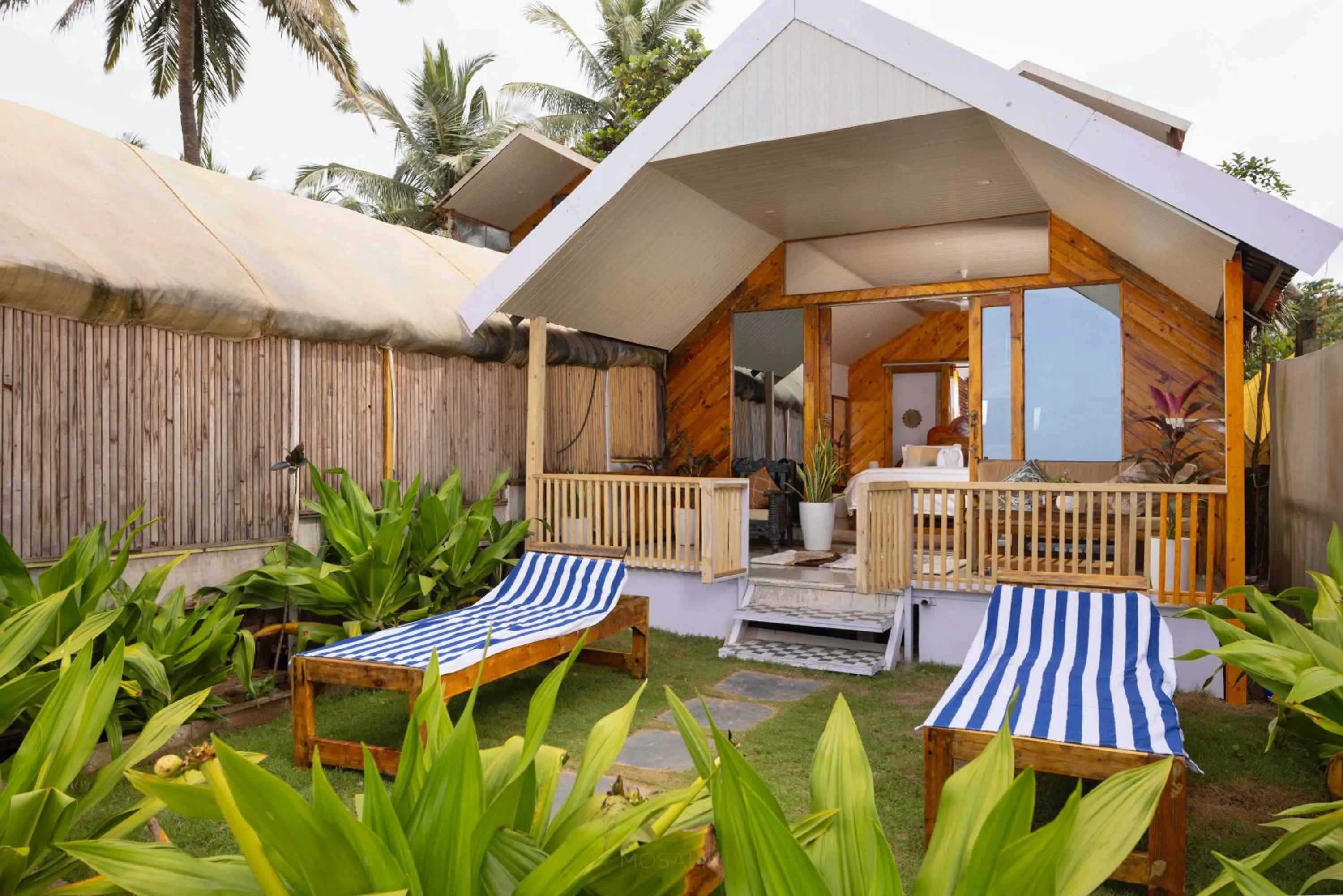 Facade/entrance in DucknChill-Agonda