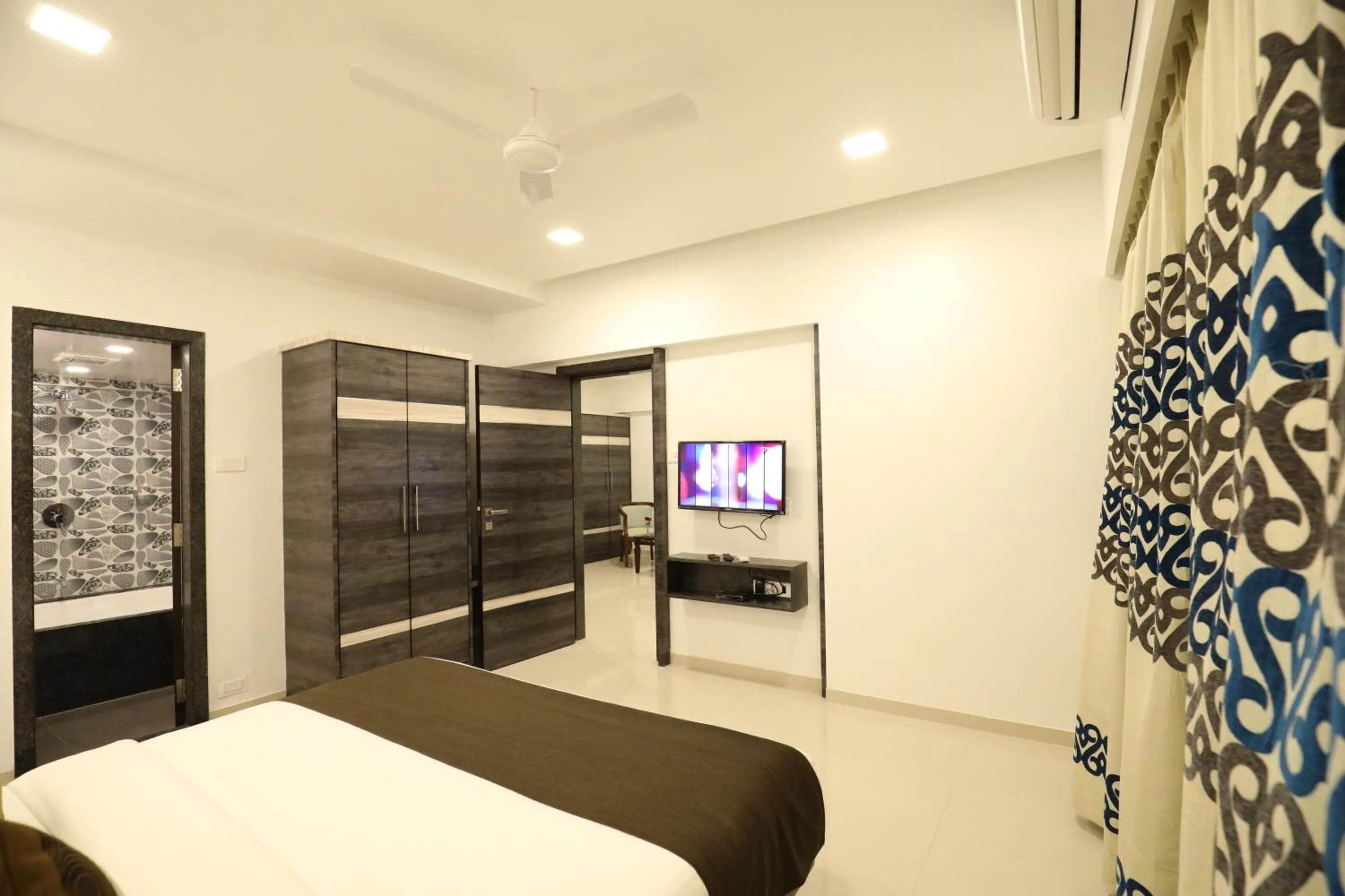 Photo of the whole room, Bed in Imperial Grande Resort