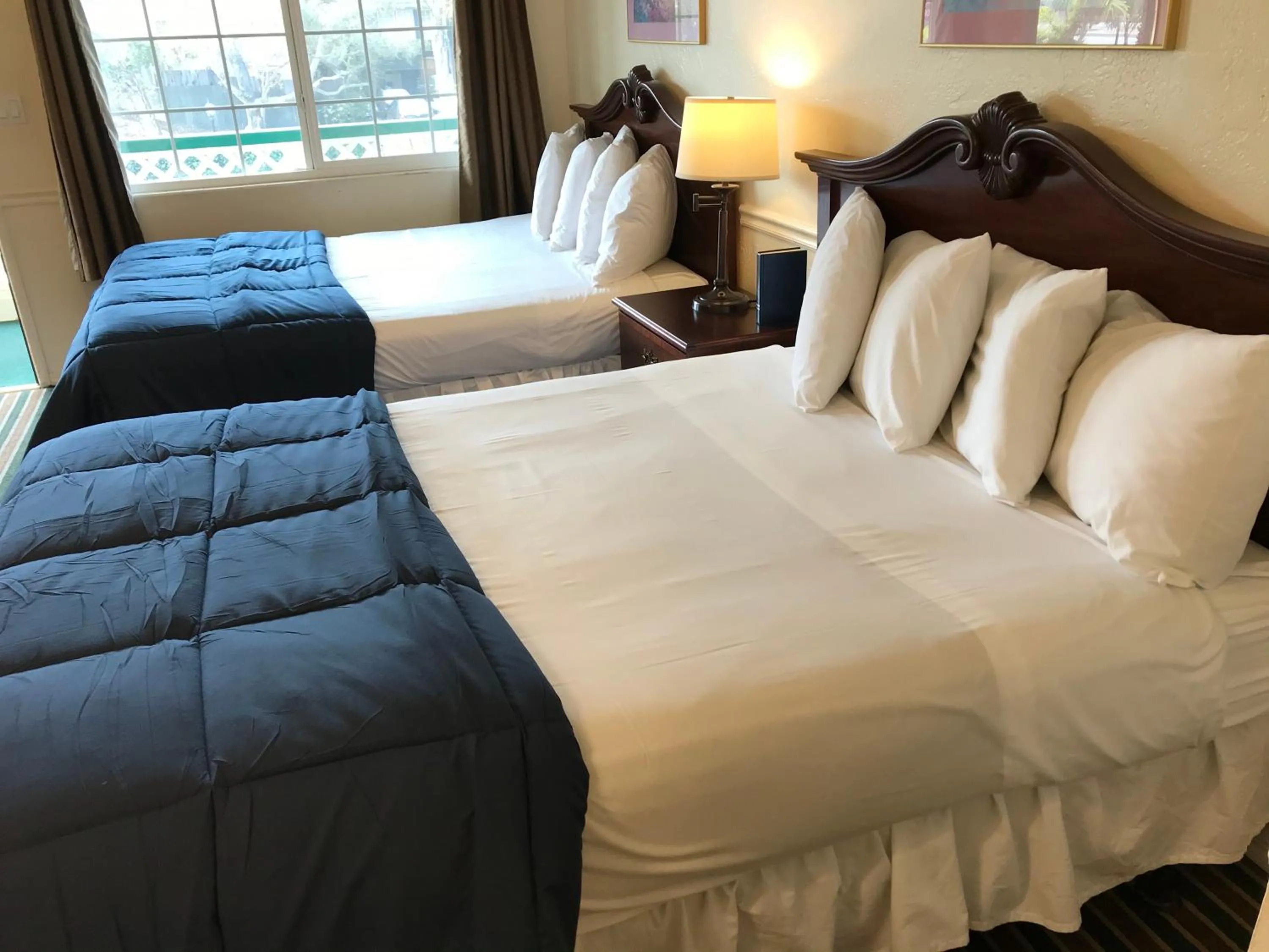 Photo of the whole room, Bed in Monterey Pines Inn