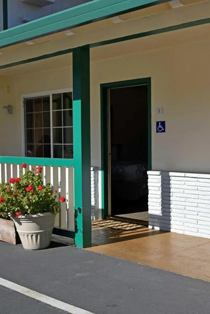 Property building in Monterey Pines Inn Property building in Monterey Pines Inn