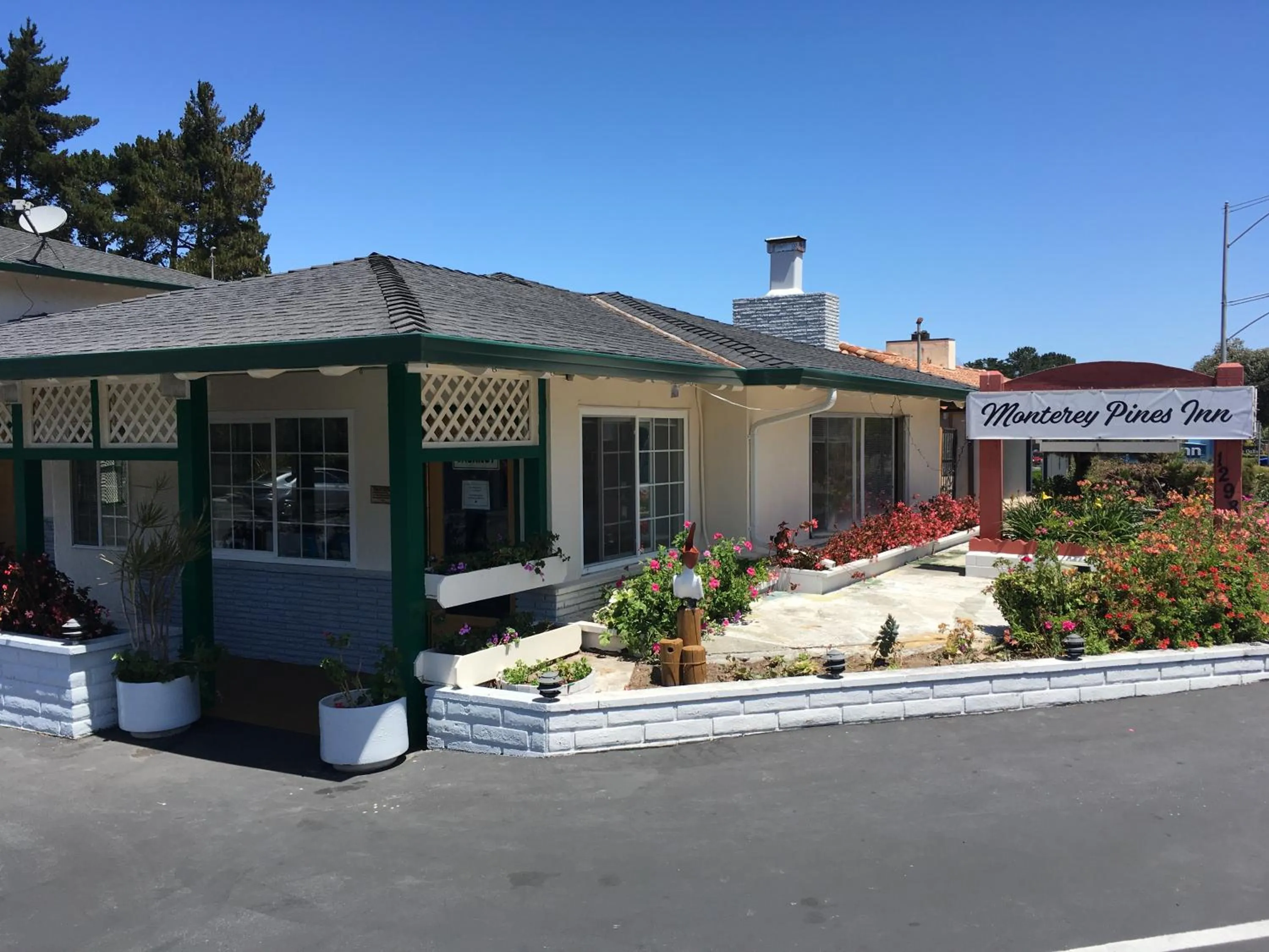 Property building in Monterey Pines Inn