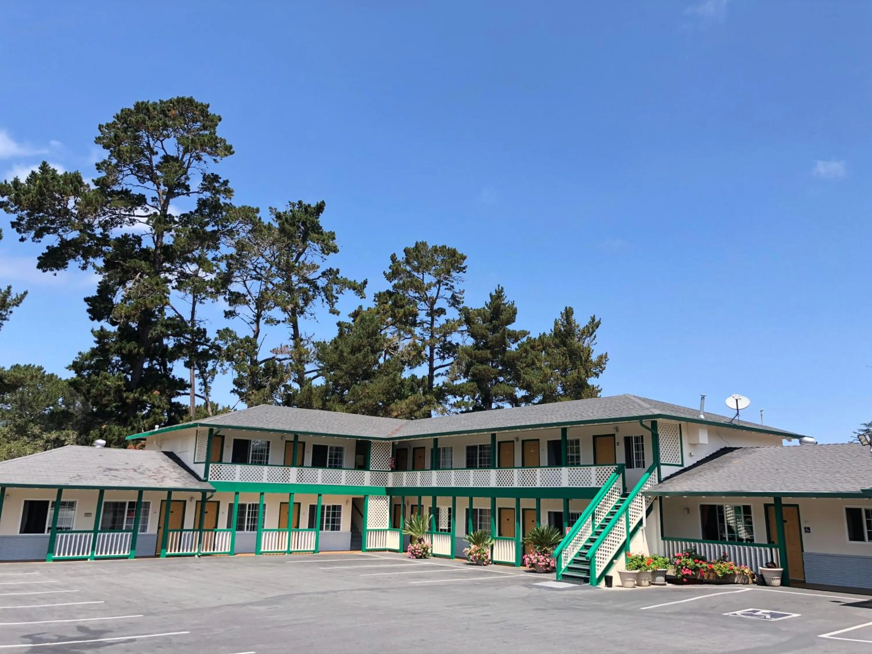 Property building in Monterey Pines Inn