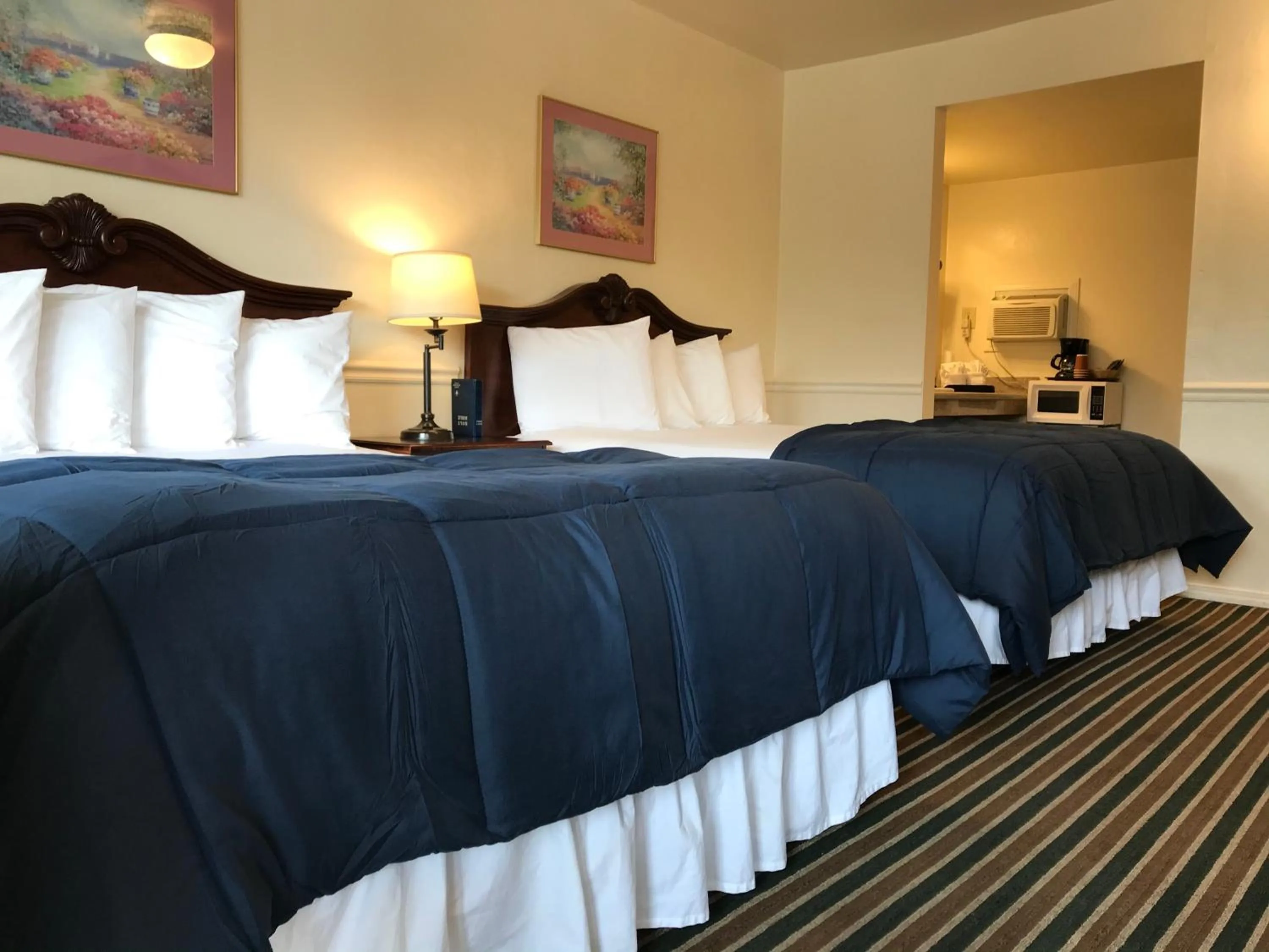 Photo of the whole room, Bed in Monterey Pines Inn