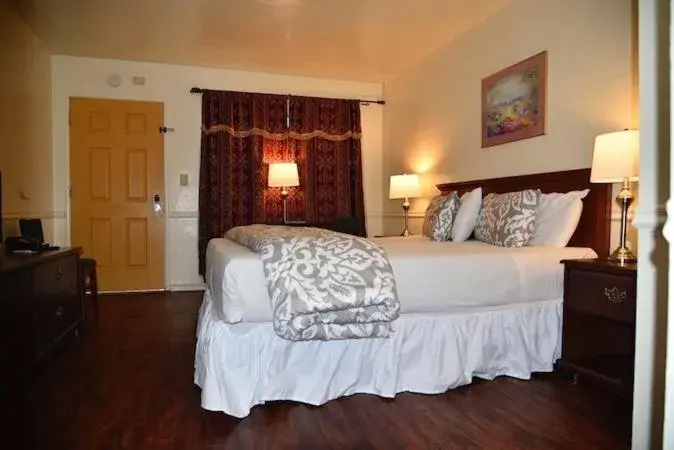 Decorative detail, Bed in Monterey Pines Inn Decorative detail, Bed in Monterey Pines Inn