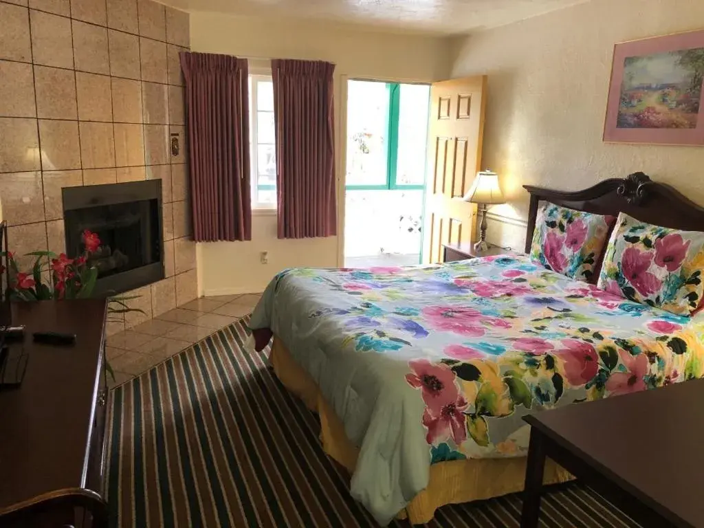 Photo of the whole room, Bed in Monterey Pines Inn Photo of the whole room, Bed in Monterey Pines Inn