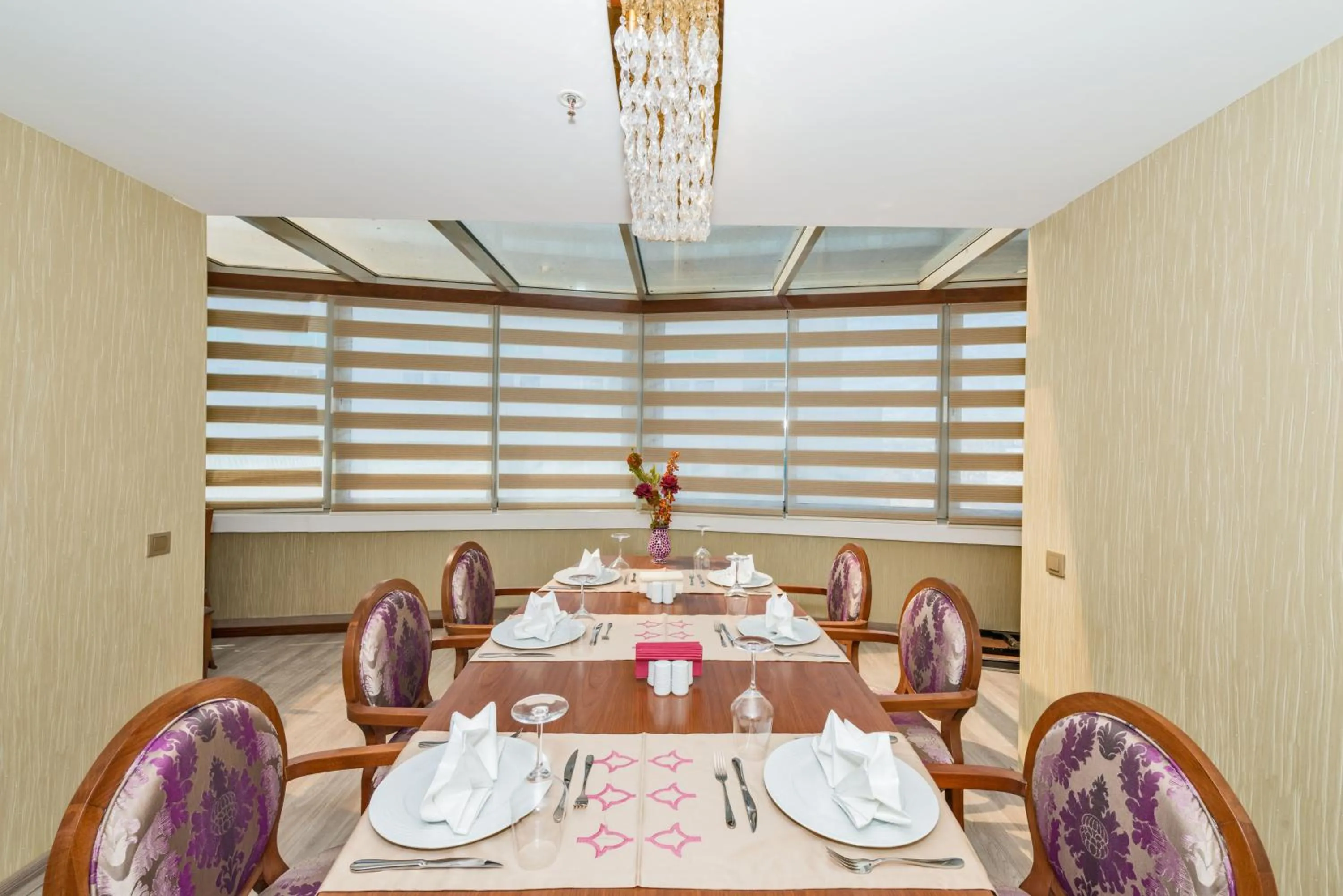 Restaurant/places to eat in Dab Hotel