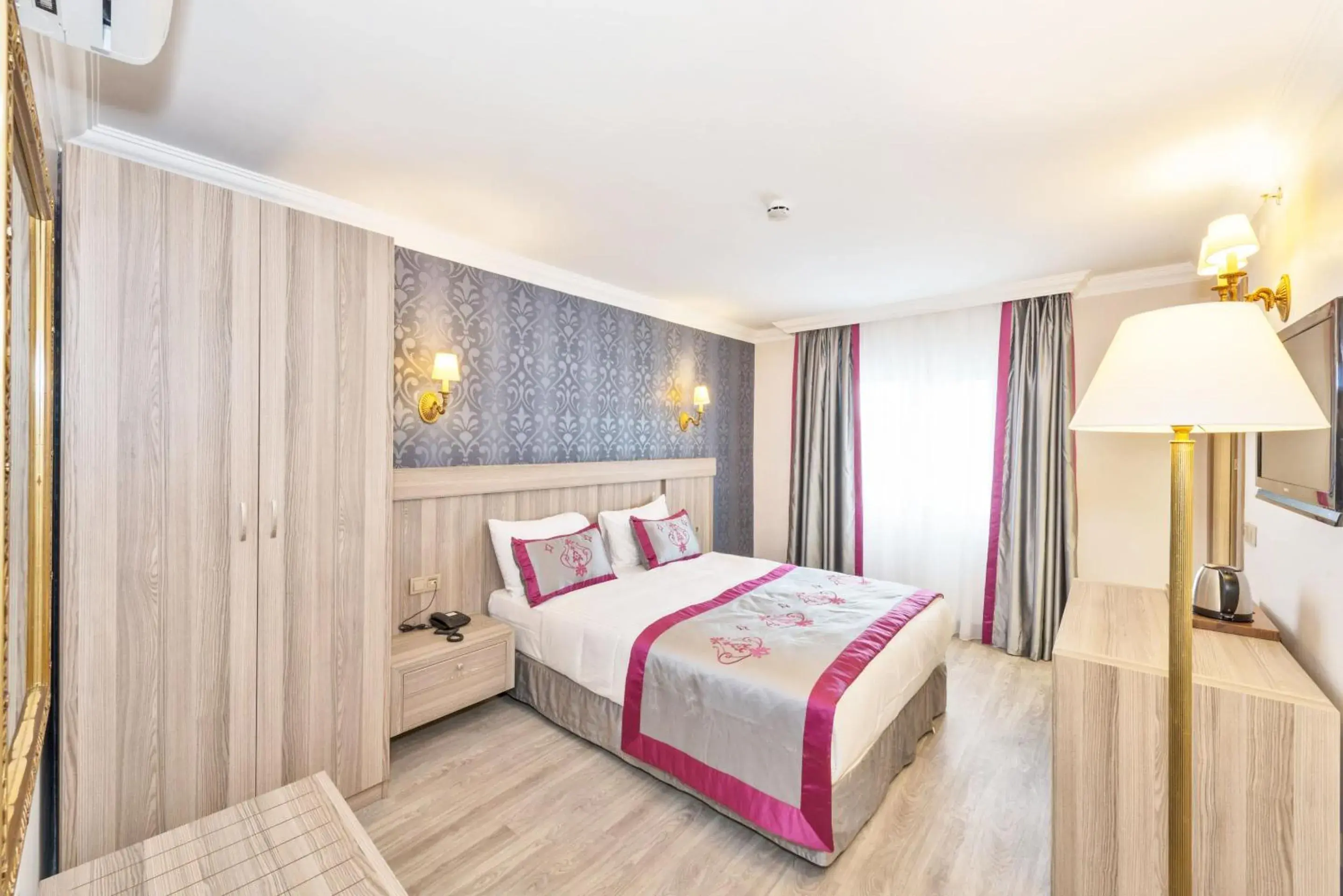 Classic Quadruple Room in Dab Hotel Classic Quadruple Room in Dab Hotel