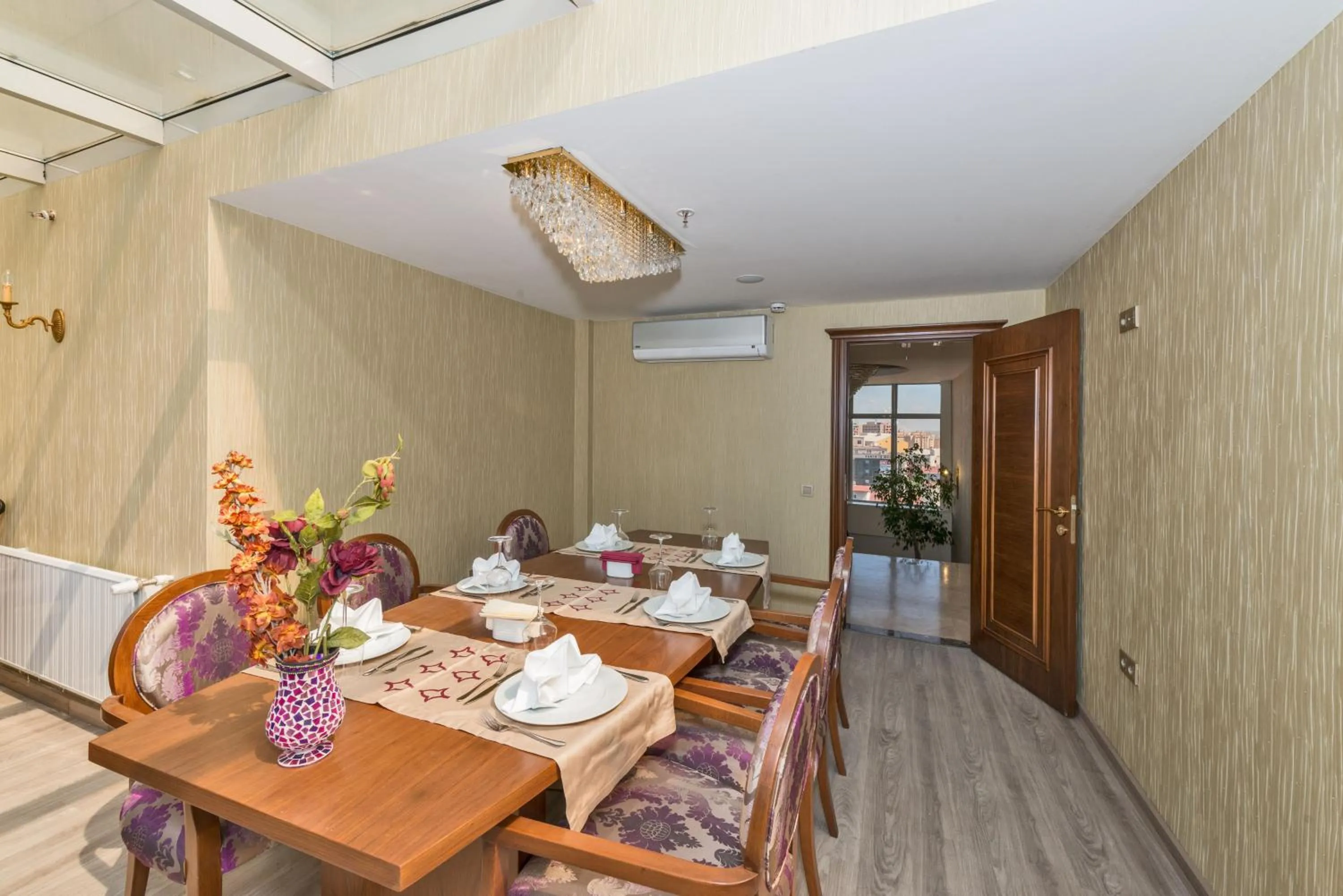 Restaurant/places to eat in Dab Hotel