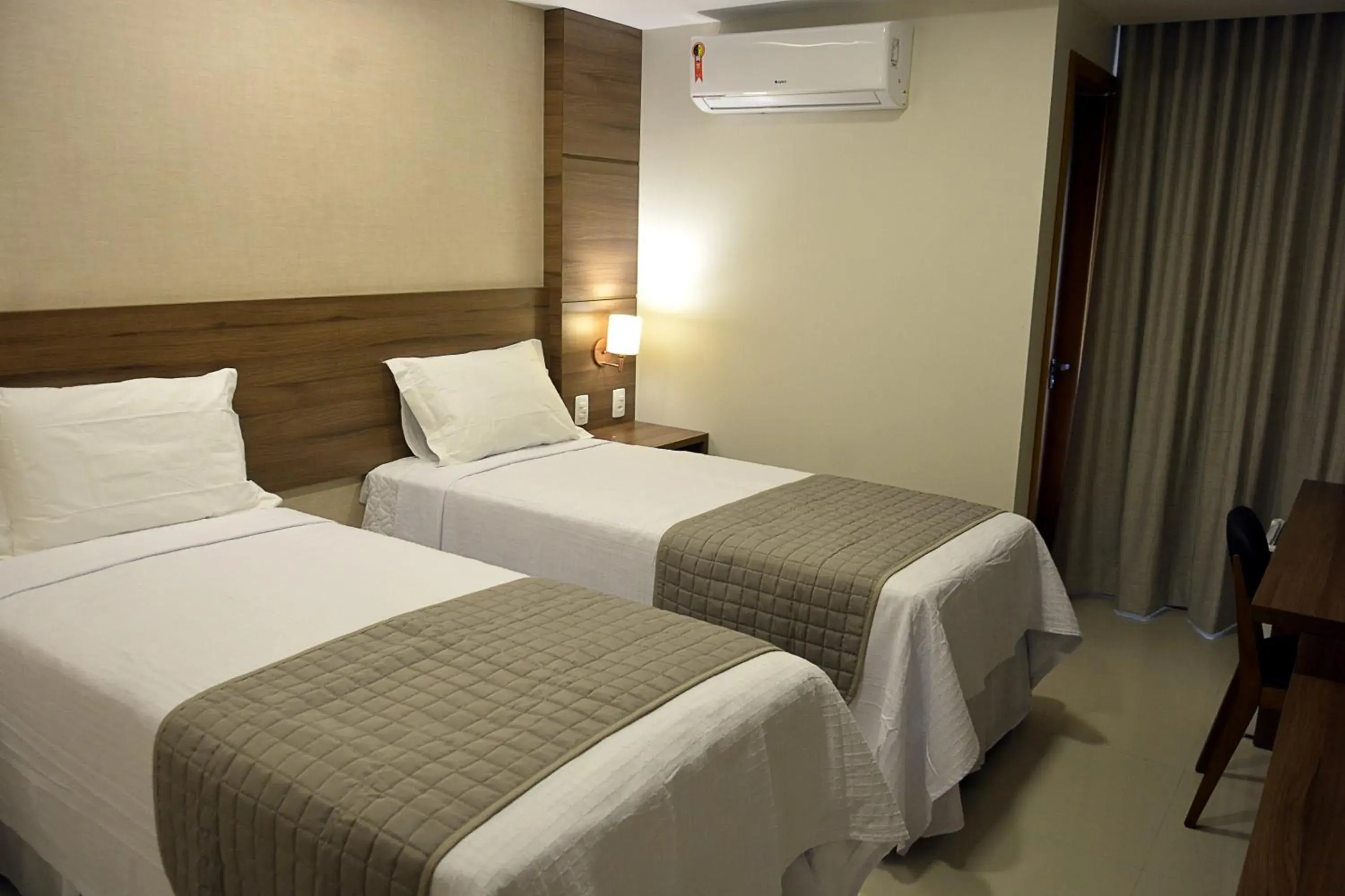 Deluxe Double Room (2 Adults + 1 Child) in Pituba Praiamar Hotel Deluxe Double Room (2 Adults + 1 Child) in Pituba Praiamar Hotel